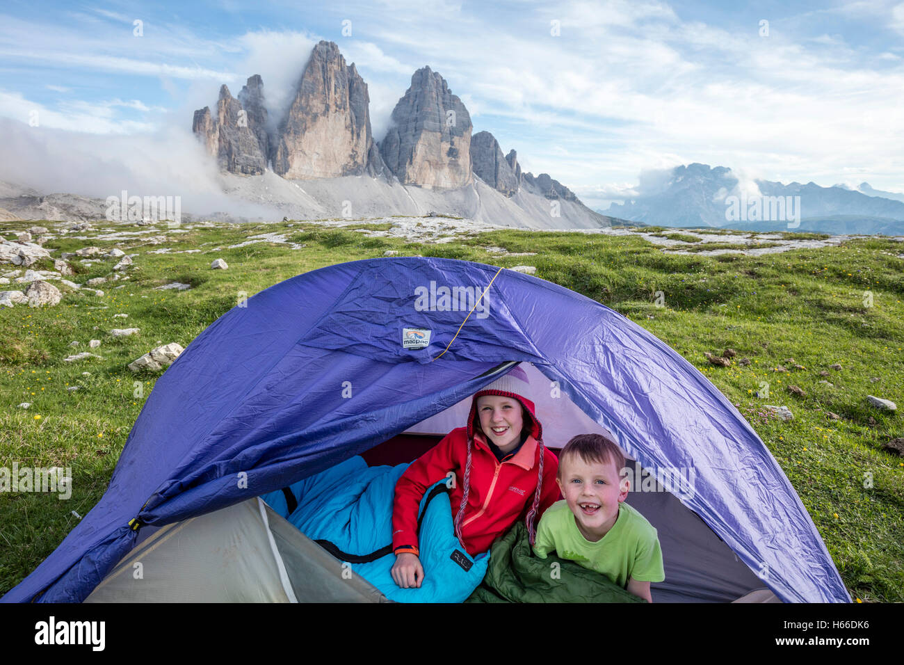 Kinder camping unter Tre Cime di Lavaredo. Sextener Dolomiten, Südtirol, Italien. Stockfoto
