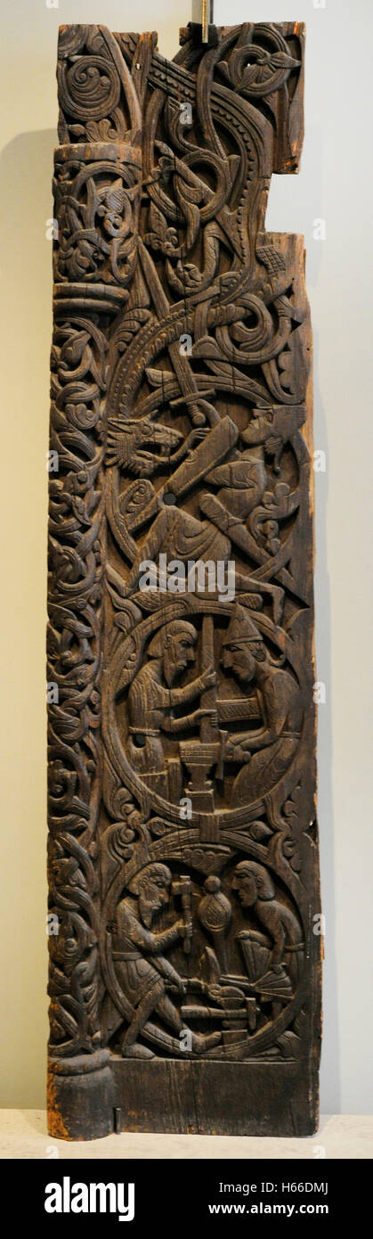 Norwegen. Setesdal. Hylestad Kirche. Stabkirche Portal.  c. 1200. Auf den Tafeln geschnitzt sind Szenen aus der 'Sigurd Favnesbane' Geschichten. An der Unterseite wird das Schwert Gram geschmiedet wird. In der oberen Szene das Schwert Gram fertig ist auf dem Amboss versucht und es bricht und schließlich tötet Sigurd den Drachen Fafnir. Relief. Auf Holz geschnitzt. Historisches Museum. Oslo. Norwegen. Stockfoto