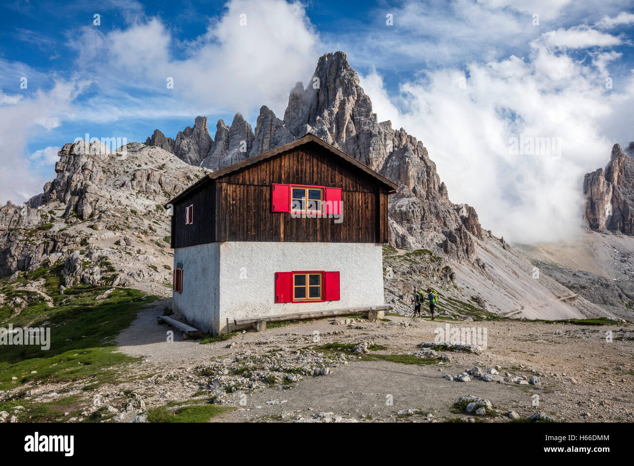 Hütte neben Rifugio Locatelli, Tre Cime di Lavaredo, Sextener Dolomiten, Südtirol, Italien. Stockfoto