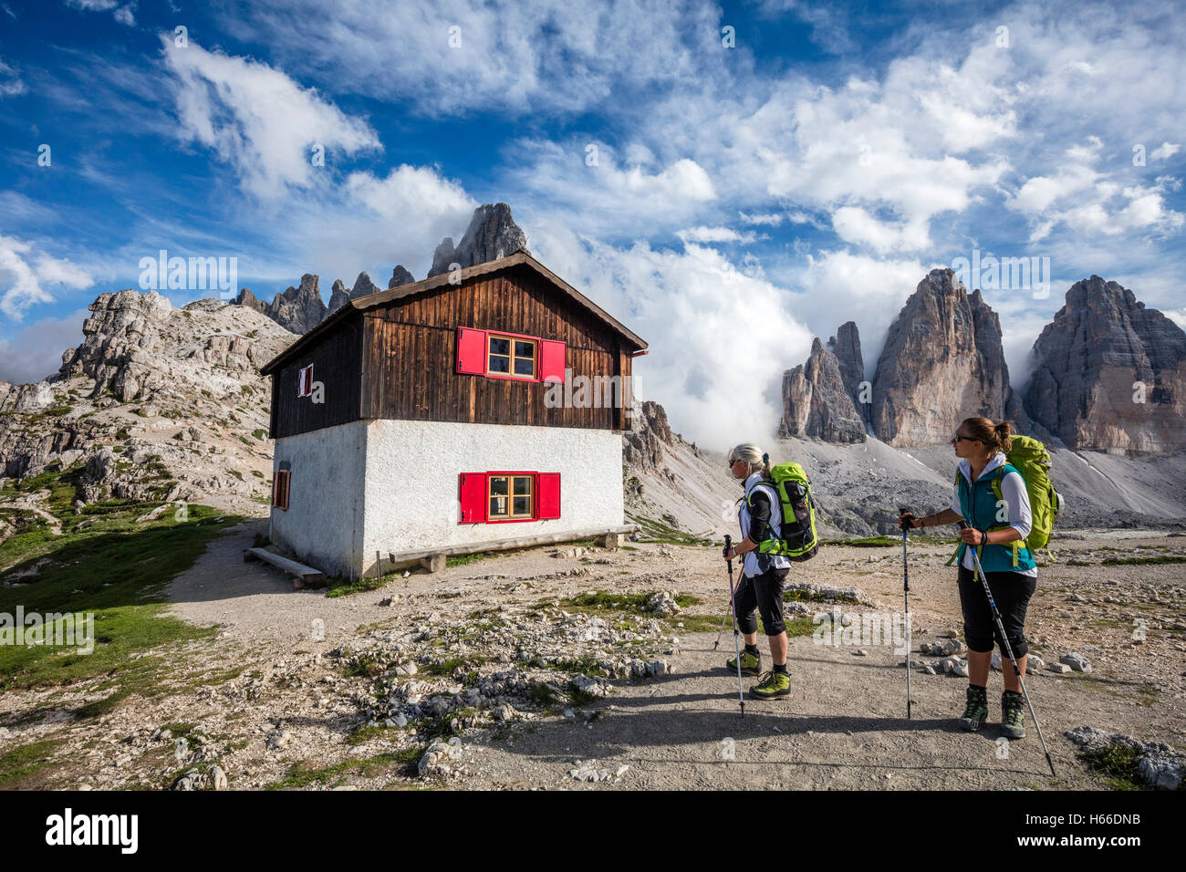 Wanderer und Hütte neben Rifugio Locatelli, Tre Cime di Lavaredo, Sextener Dolomiten, Südtirol, Italien. Stockfoto