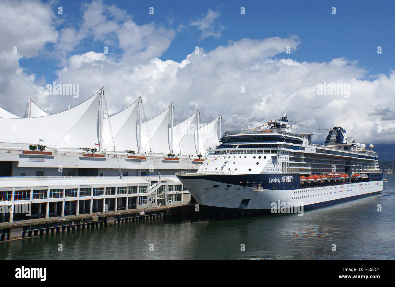 Kreuzfahrtschiff am Kreuzfahrtterminal Canada Place, Vancouver, Britisch-Kolumbien, Kanada Stockfoto