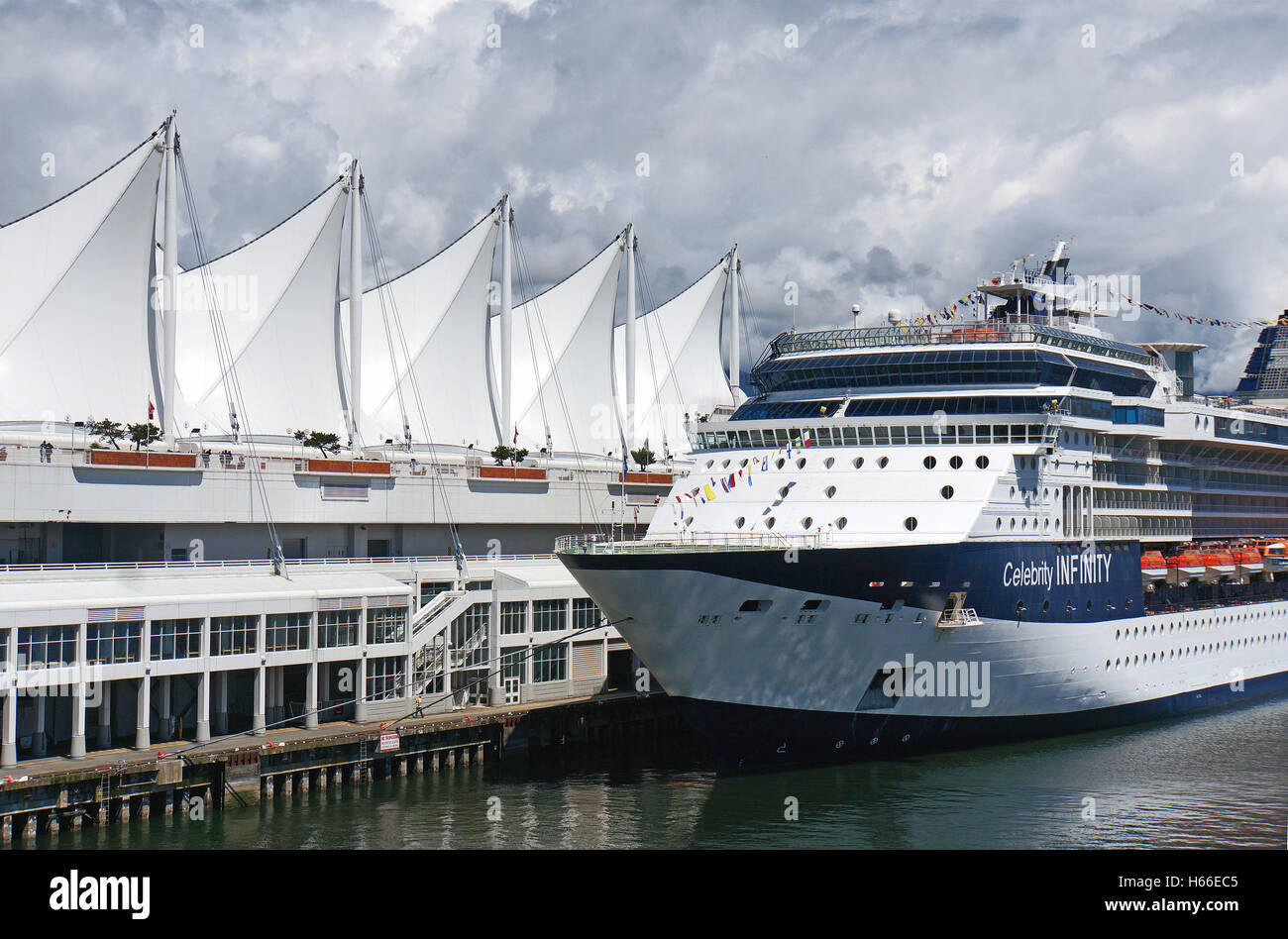 Kreuzfahrtschiff am Kreuzfahrtterminal Canada Place, Vancouver, Kanada Stockfoto