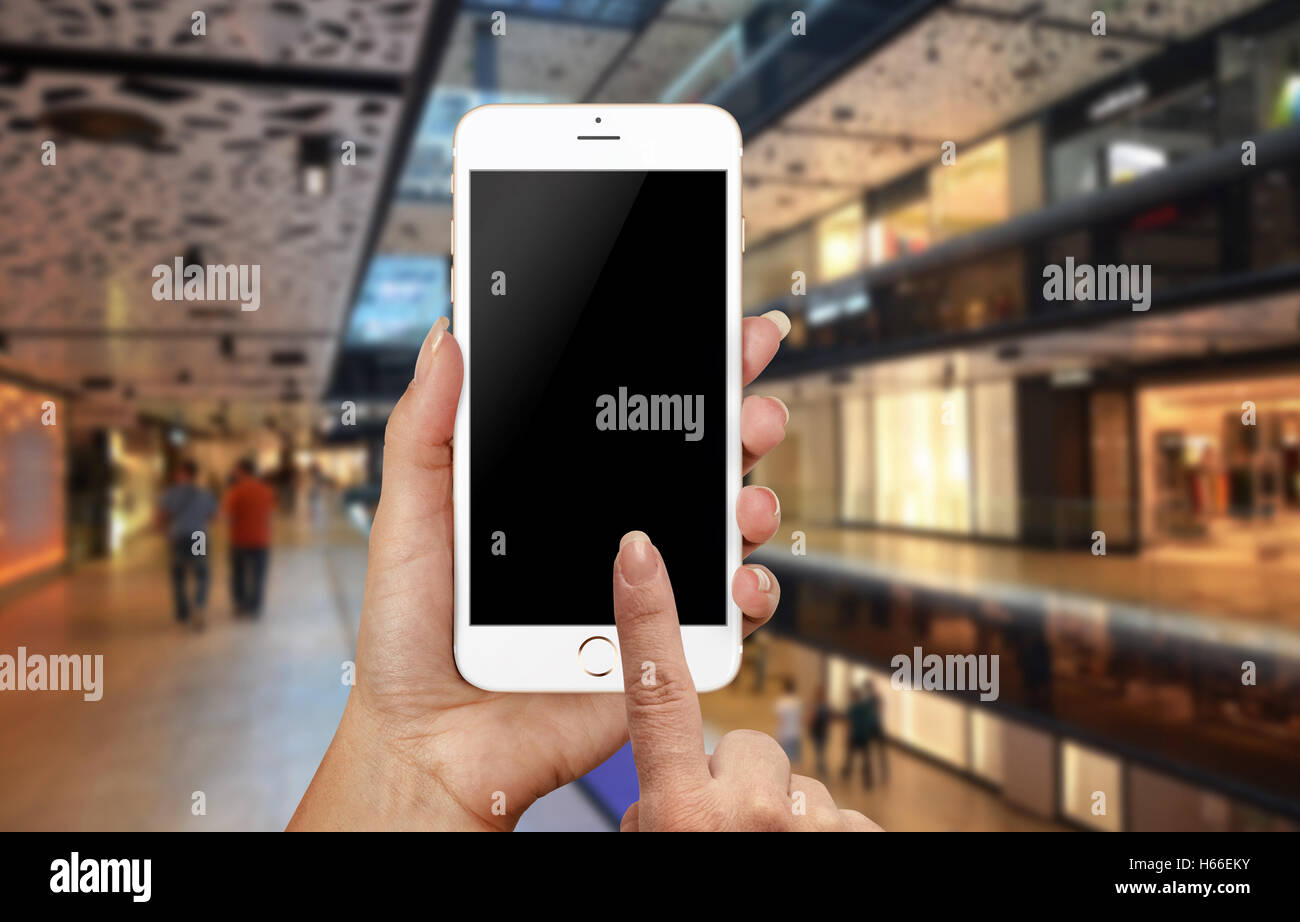 Nutzung Mobiltelefon im Einkaufszentrum. Leerer Bildschirm für Mock-up. Stockfoto