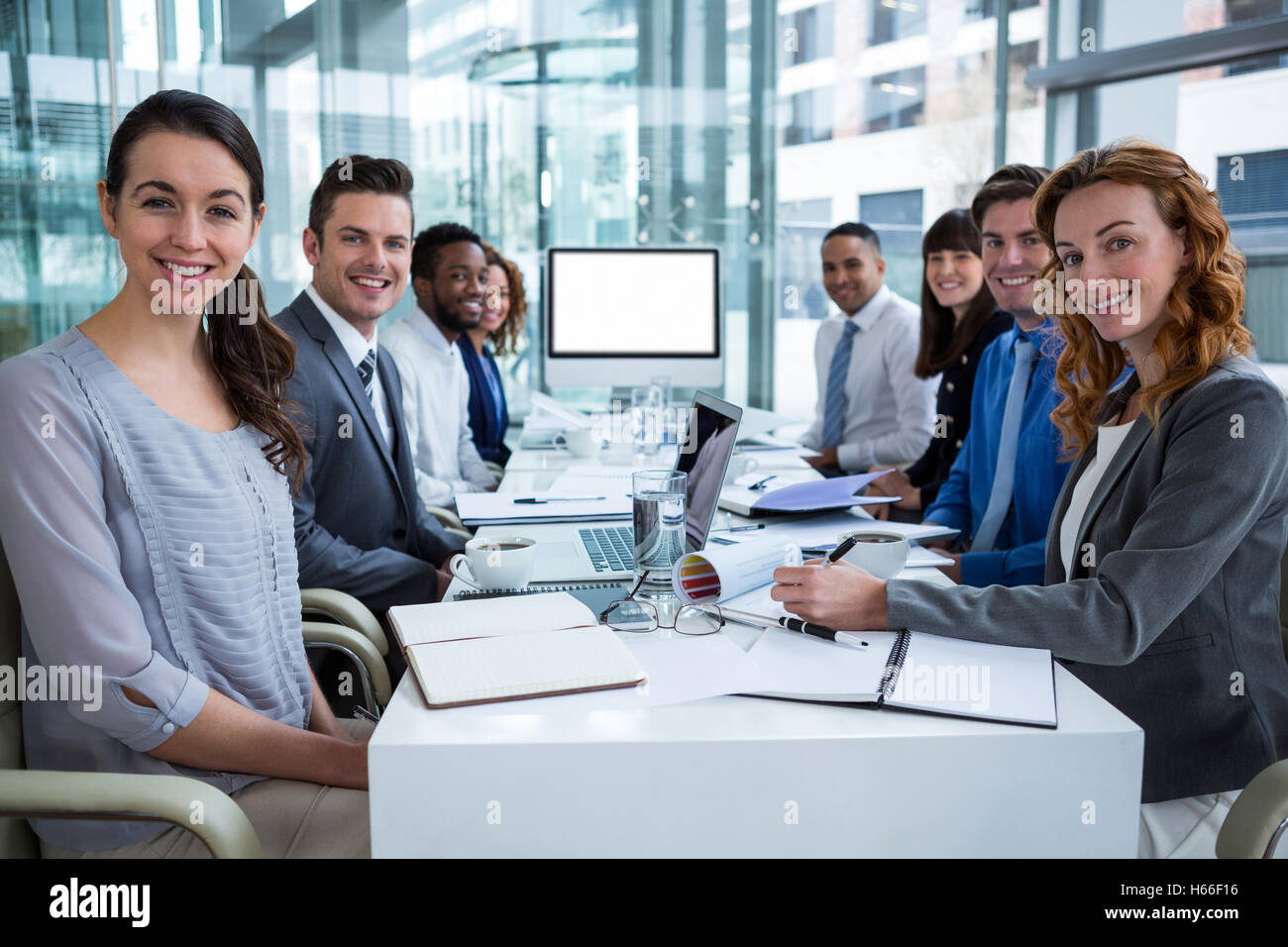 Geschäftsleute, die an einem Bildschirm während einer Videokonferenz Stockfoto