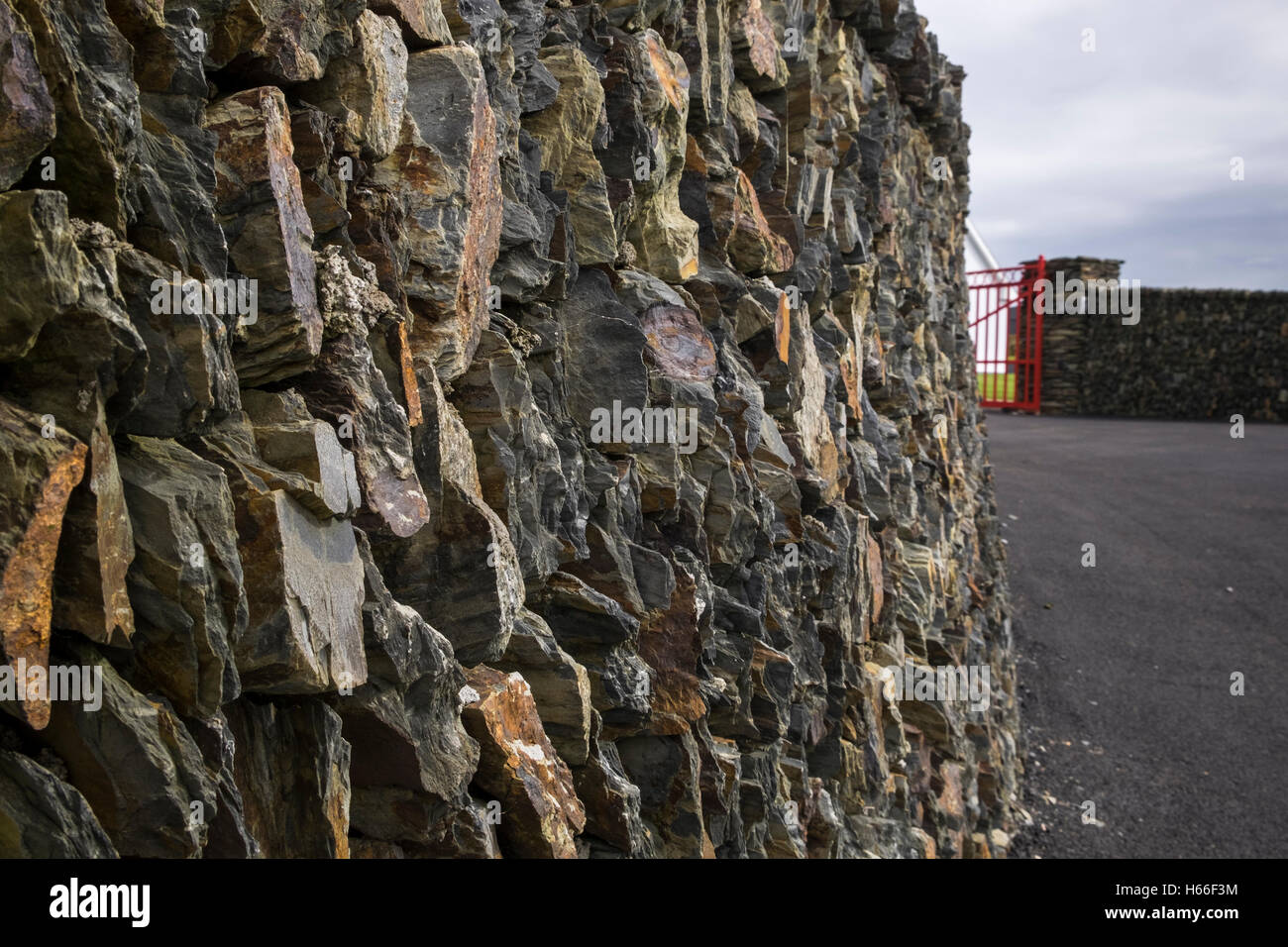 Dekorative Natursteinmauer auf der alten Kopf von Kinsale, County Cork, Irland Stockfoto