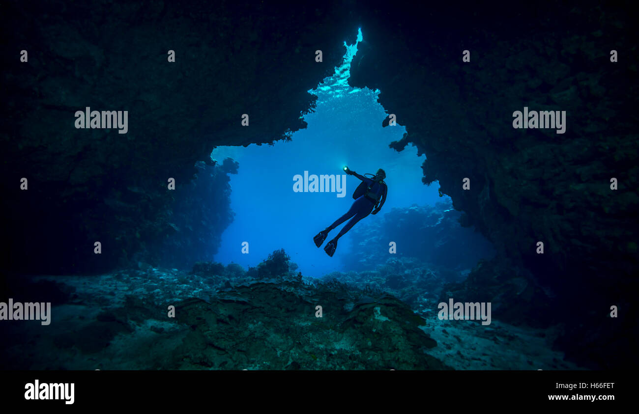 Scuba Diver betritt Unterwasser-Höhle-system Stockfoto