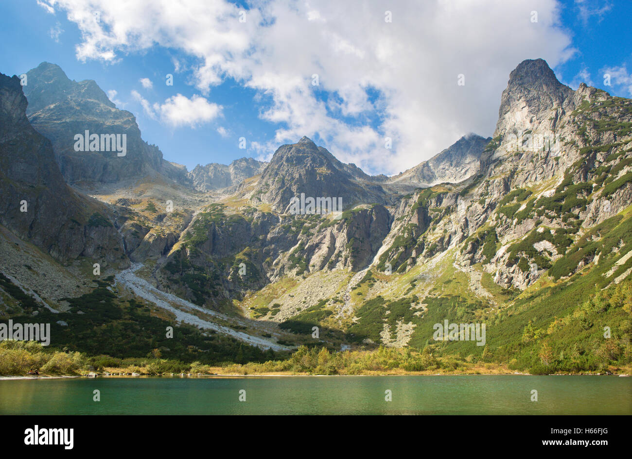 Hohe Tatra - Zelené Pleso See und Tal mit dem Pysny Gipfel und Jastrabia Turm und anderen Gipfeln. Stockfoto
