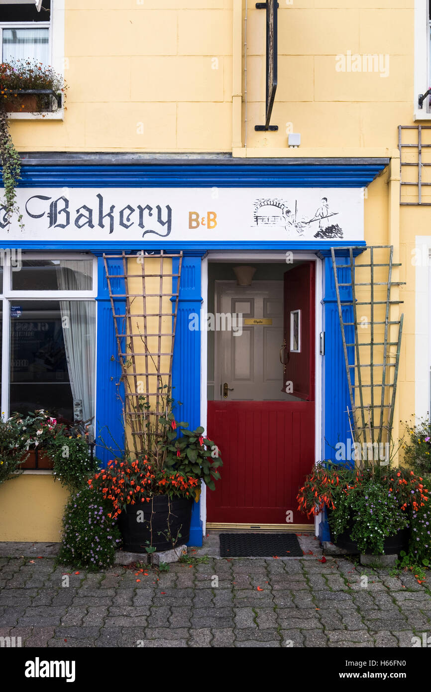 Bunte halbe Tür Eingang der Bäckerei Bed &amp; Breakfast Unterkunft in Kinsale, County Cork, Irland Stockfoto