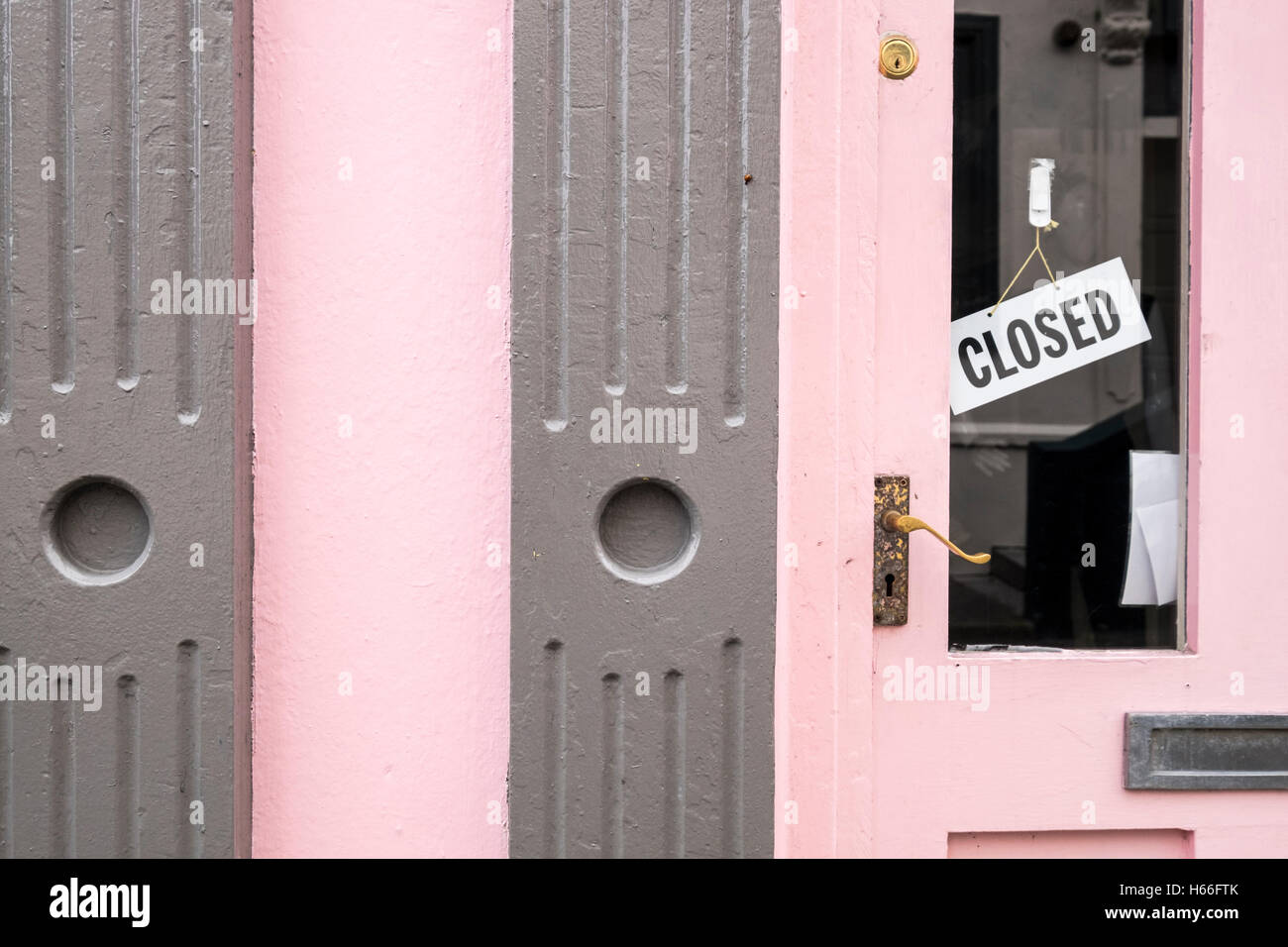 Blass rosa und grauen Detail Front des Shops mit geschlossenen Schild hängen im Fenster, Kinsale, County Cork, Irland Stockfoto