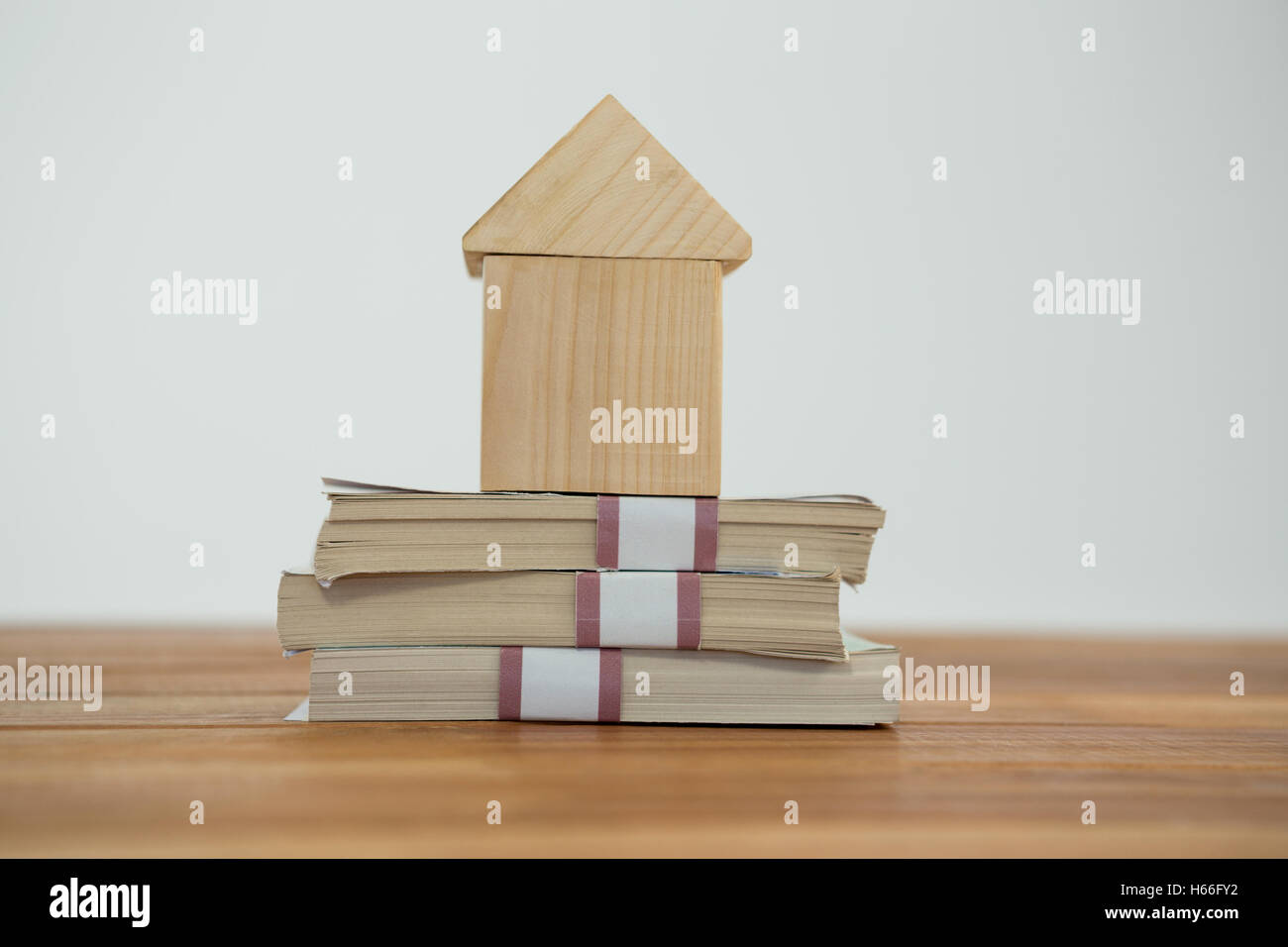 Musterhaus auf einen Haufen Geld Stockfoto