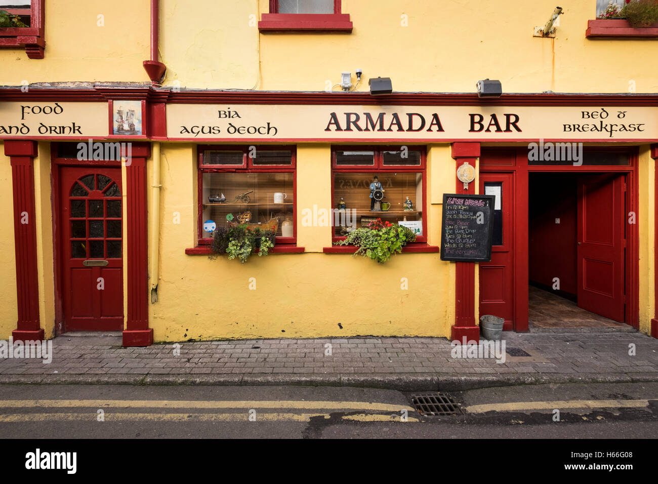Fassade der Armada Bar mit Zeichen in gälische, irische Sprache, Kinsale, County Cork, Irland Stockfoto