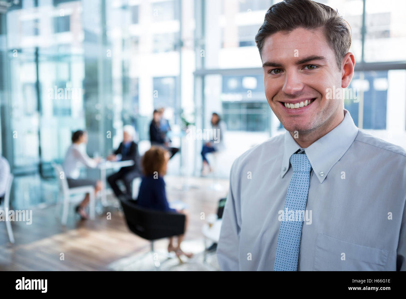 Lächelnde Geschäftsmann im Büro Stockfoto