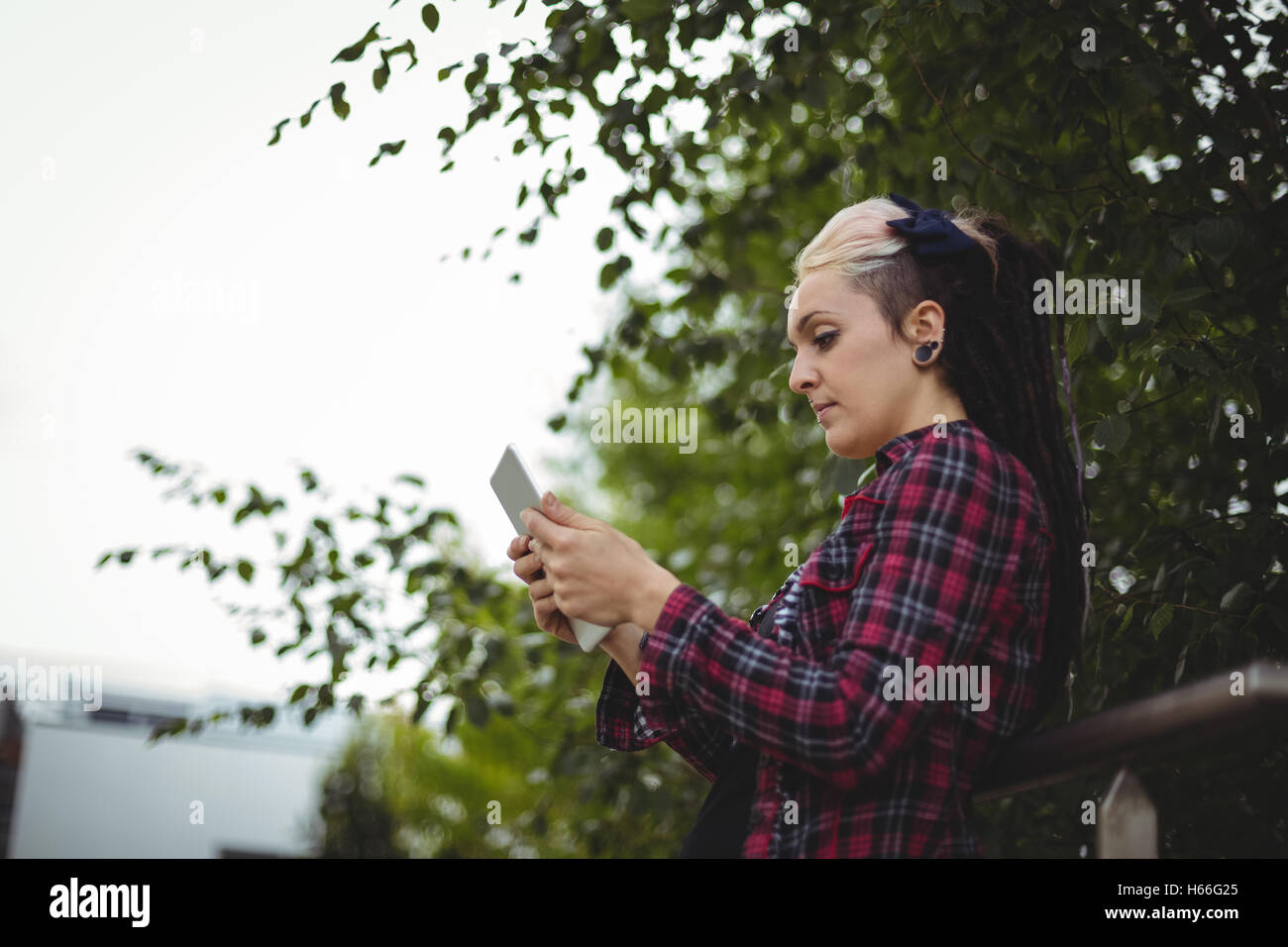 Frau mit digital-Tablette Stockfoto