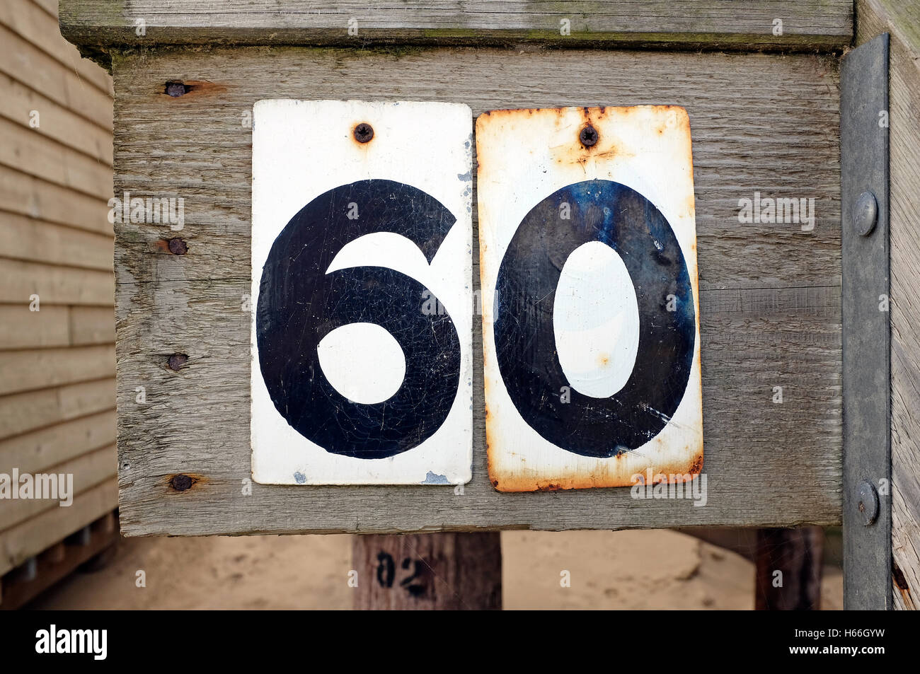 Nr. 60 auf hölzernen Strandhütte Stockfoto