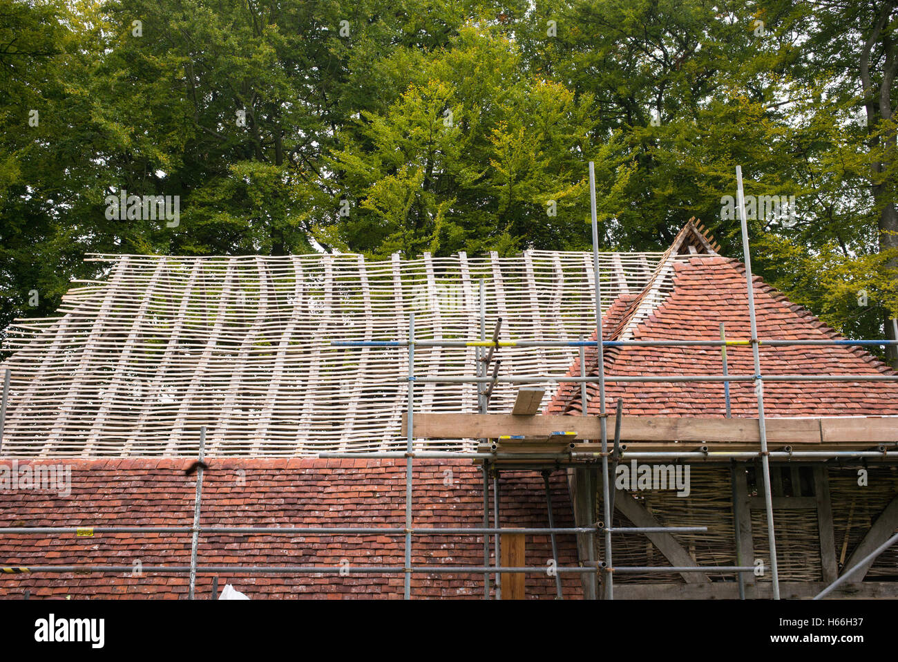 Dachkonstruktion auf einem mittelalterlichen Haus mit Kentish Peg Fliesen Weald und Downland Freilichtmuseum, Singleton, Sussex, England Stockfoto