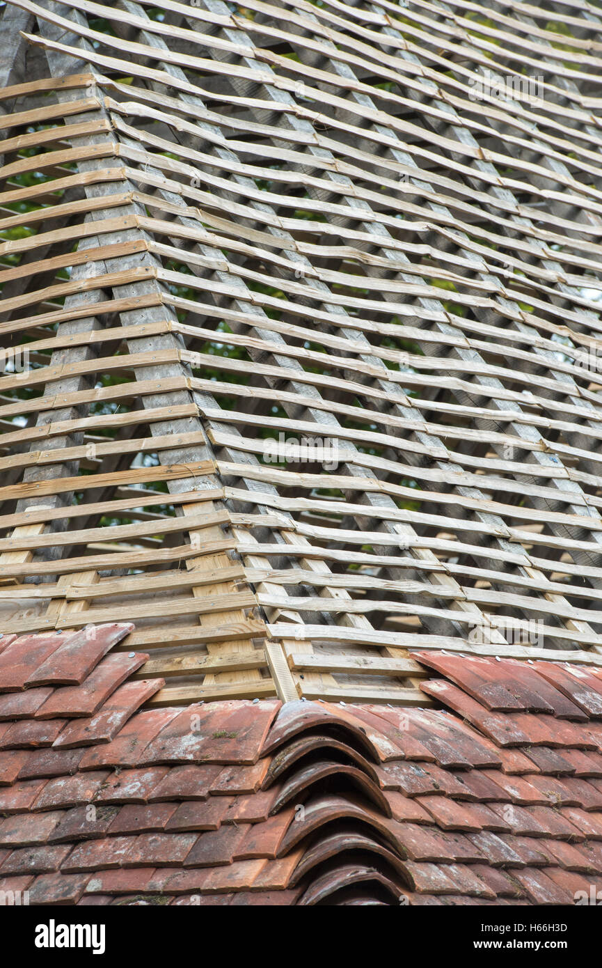 Dachkonstruktion auf einem mittelalterlichen Haus mit Kentish Peg Fliesen Weald und Downland Freilichtmuseum, Singleton, Sussex, England Stockfoto