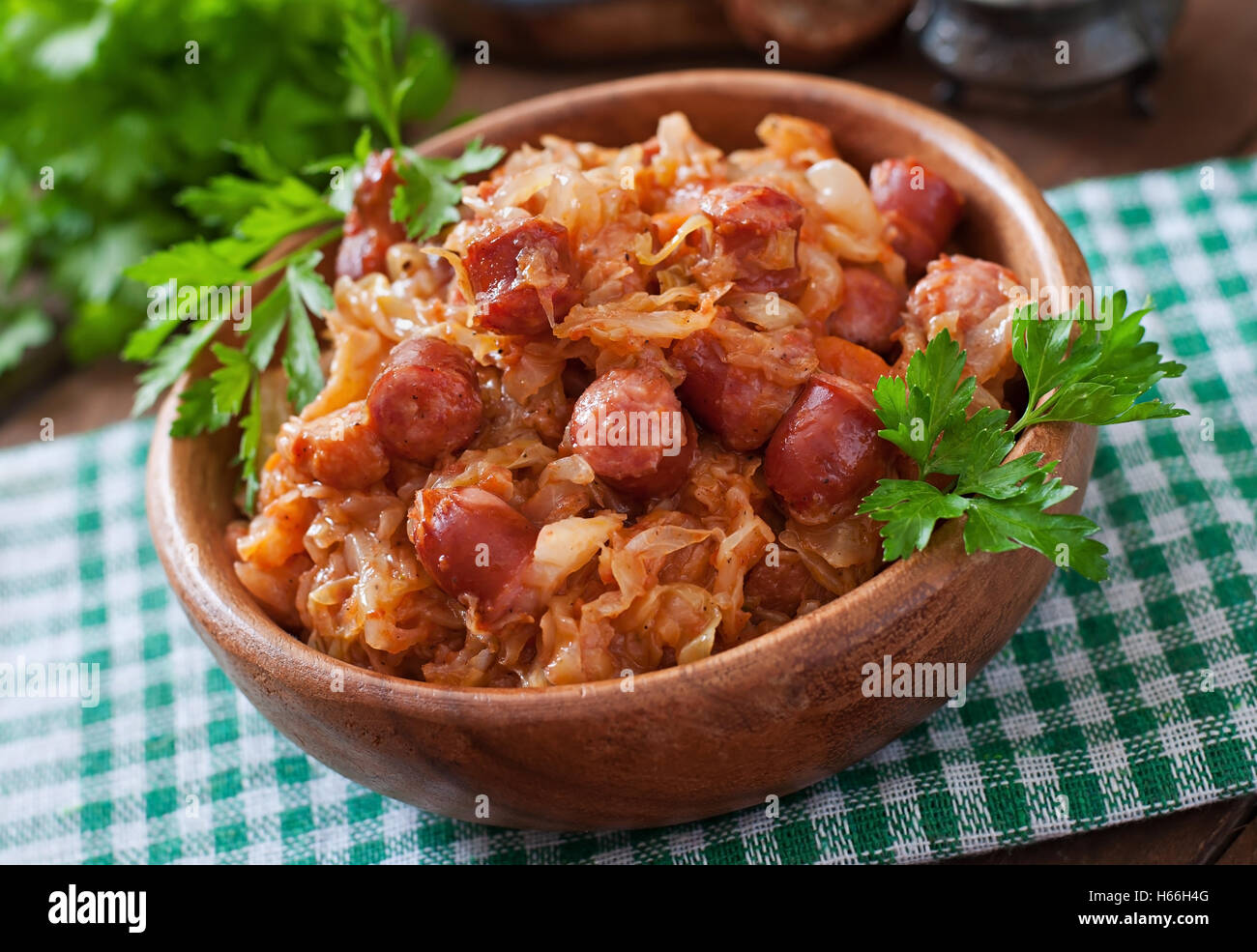 Polnische Bigos mit geräucherter Wurst und Speck Stockfoto