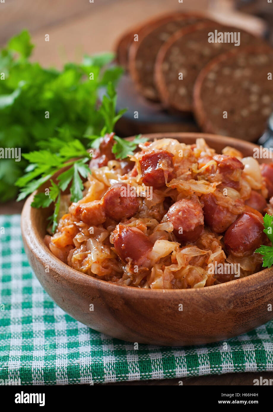 Polnische Bigos mit geräucherter Wurst und Speck Stockfoto