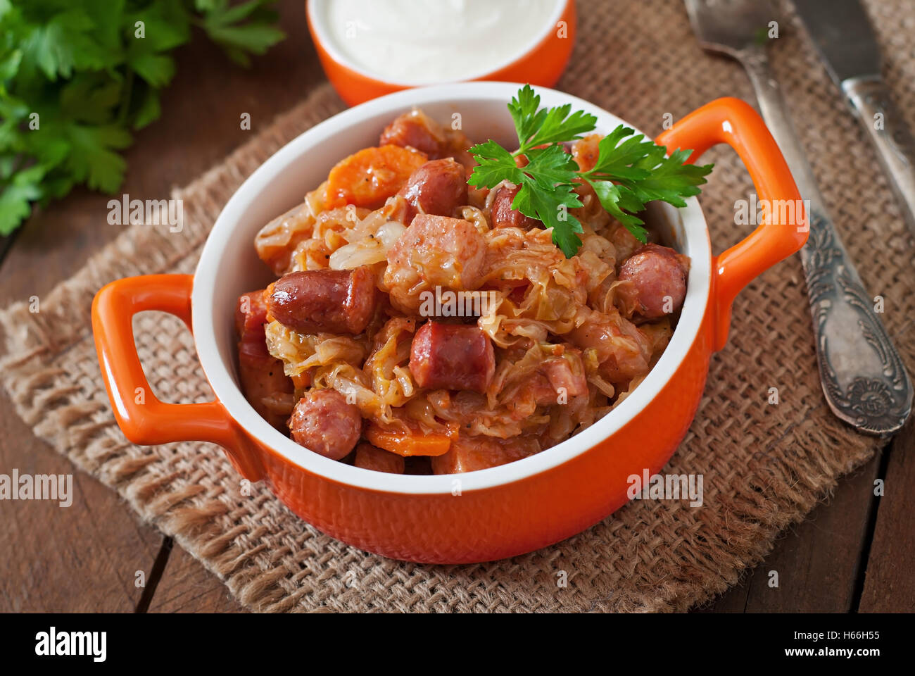 Polnische Bigos mit geräucherter Wurst und Speck Stockfoto