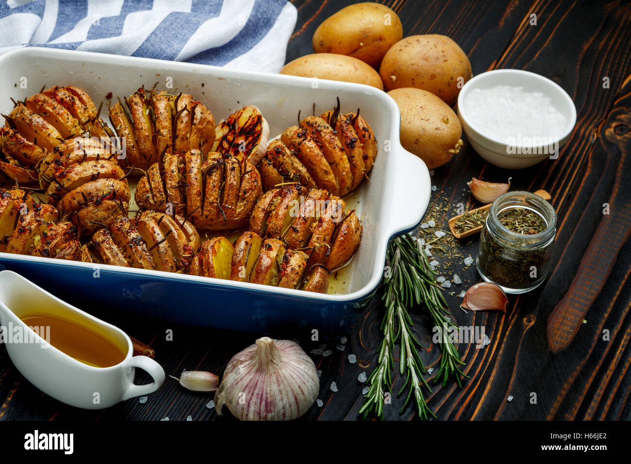 Würzige Bratkartoffeln in Auflaufform Stockfoto