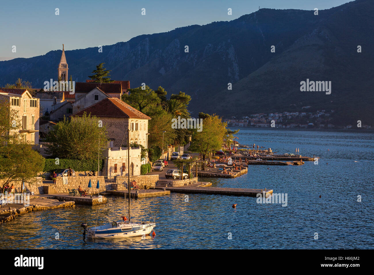 Panoramablick auf den Fjord mit Bergen, Montenegro, Boka Bay Stockfoto