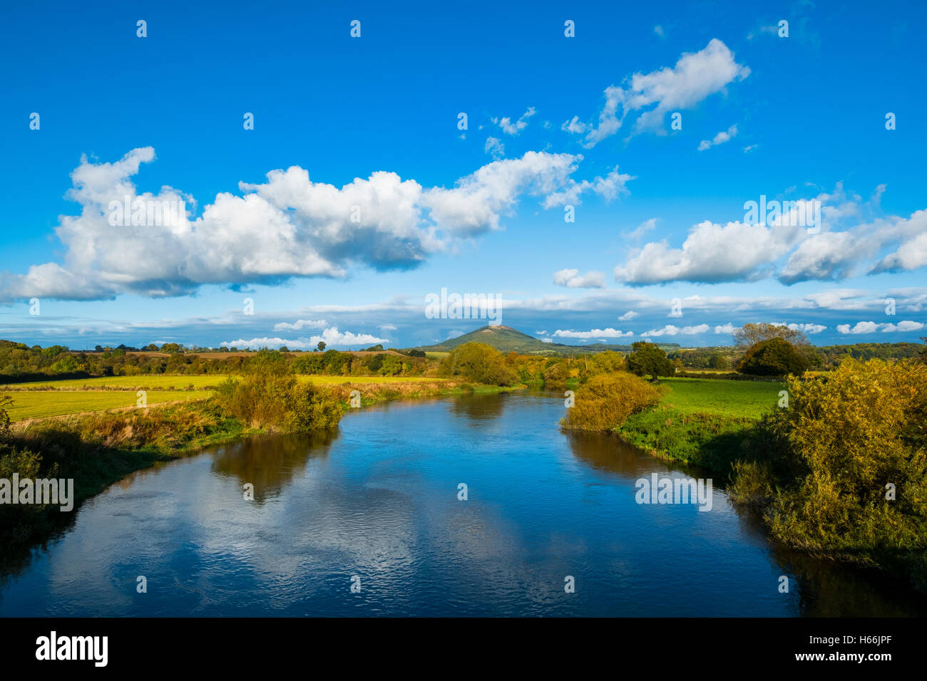 Das Wrekin Berg und Fluss Severn von Cressage Brücke im Herbst, Shropshire, England, UK Stockfoto