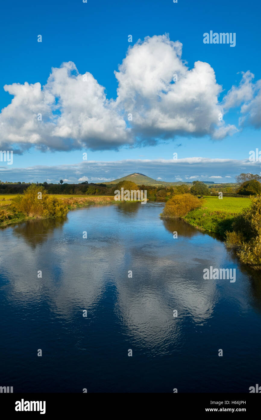 Das Wrekin Berg und Fluss Severn von Cressage Brücke im Herbst, Shropshire, England, UK Stockfoto