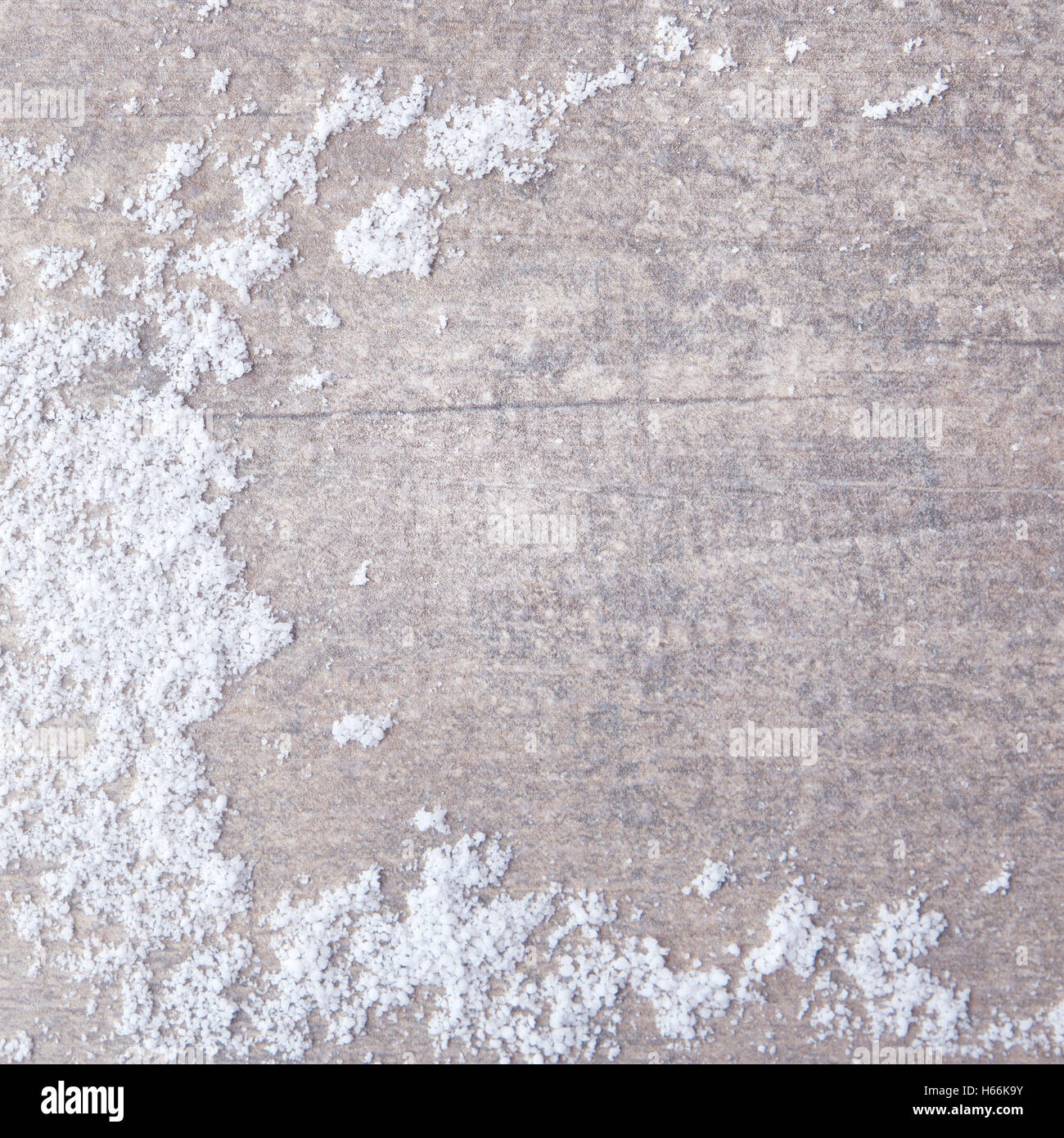 Holzoberfläche mit Schnee - Winter Material bedeckt Stockfoto