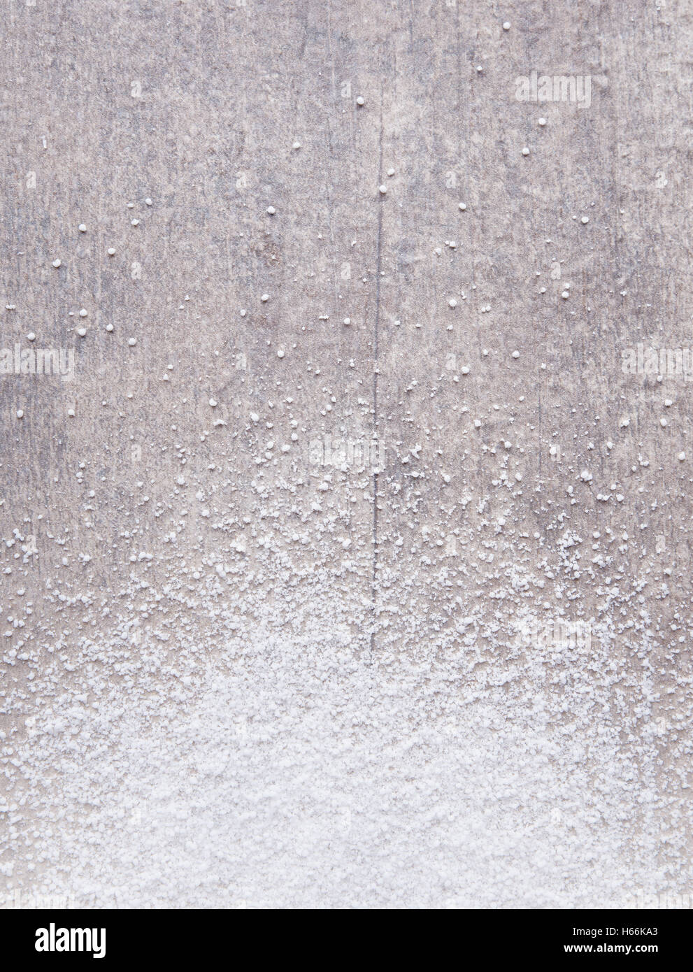 Holzoberfläche mit Schnee - Winter Material bedeckt Stockfoto