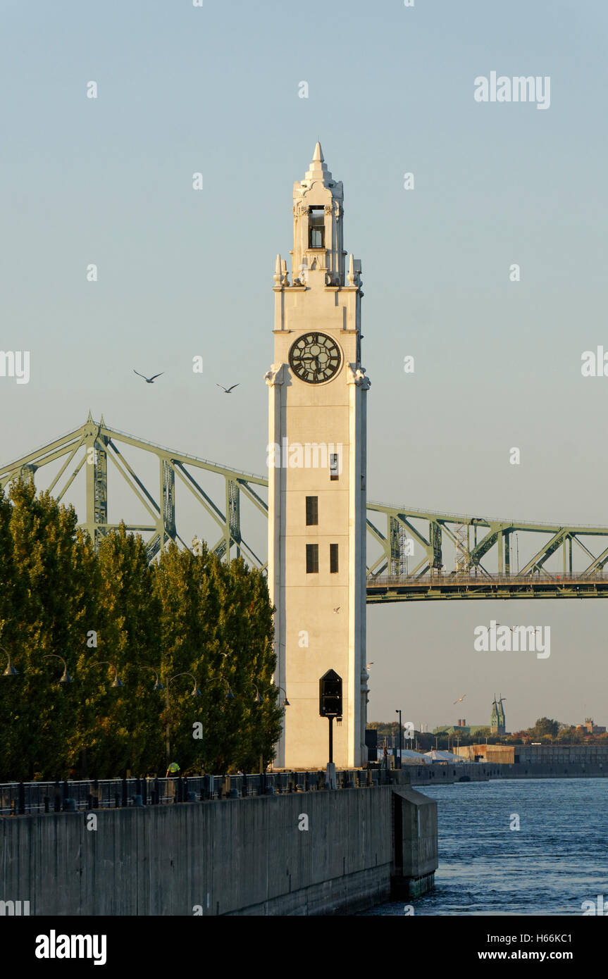 Der Clock Tower befindet sich am Quai de Horloge mit Jacques Cartier Brücke im Rücken, alten Hafen von Montreal, Quebec, Kanada Stockfoto