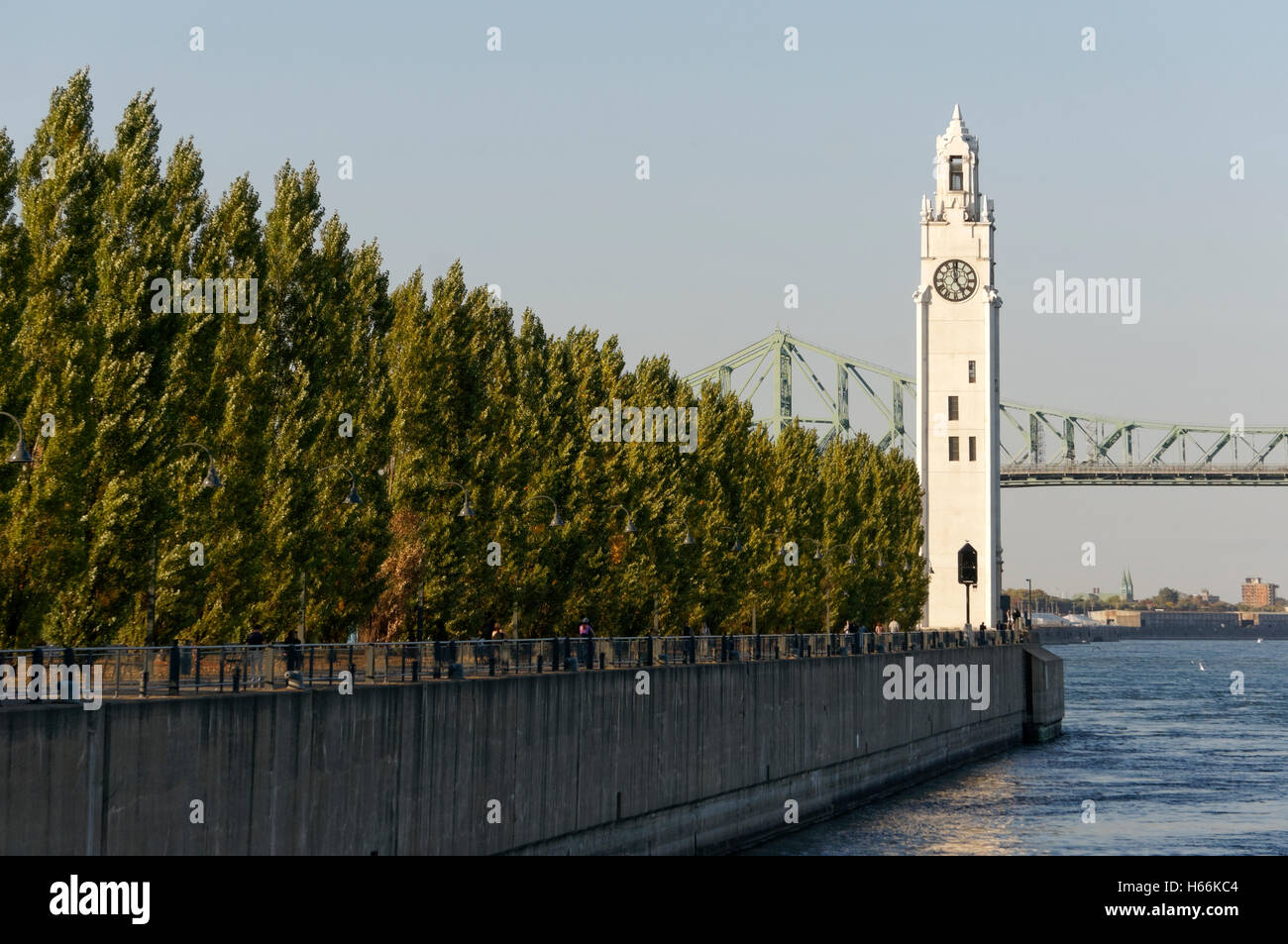Der Clock Tower befindet sich am Quai de Horloge mit Jacques Cartier Brücke im Rücken, alten Hafen von Montreal, Quebec, Kanada Stockfoto