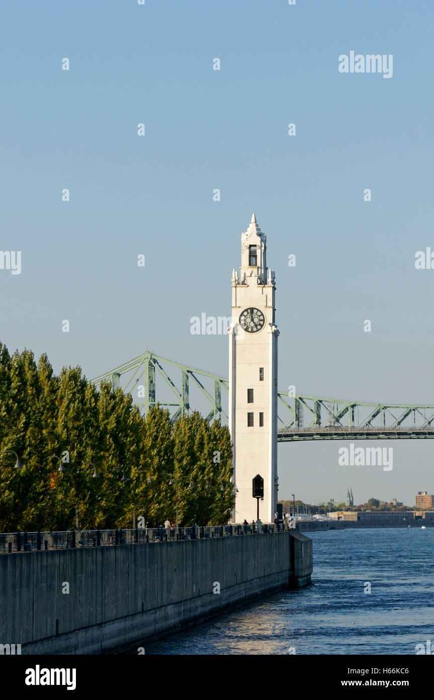 Der Clock Tower befindet sich am Quai de Horloge mit Jacques Cartier Brücke im Rücken, alten Hafen von Montreal, Quebec, Kanada Stockfoto