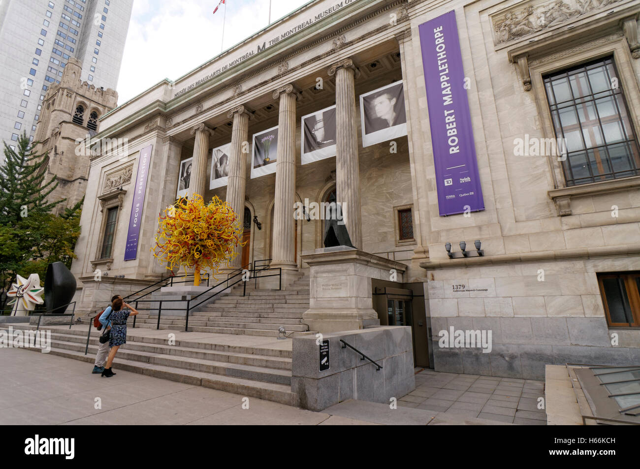 Junges Paar vor dem Montreal Museum der Bildenden Künste oder Musée des Beaux-Arts, Montreal, Quebec, Kanada Stockfoto