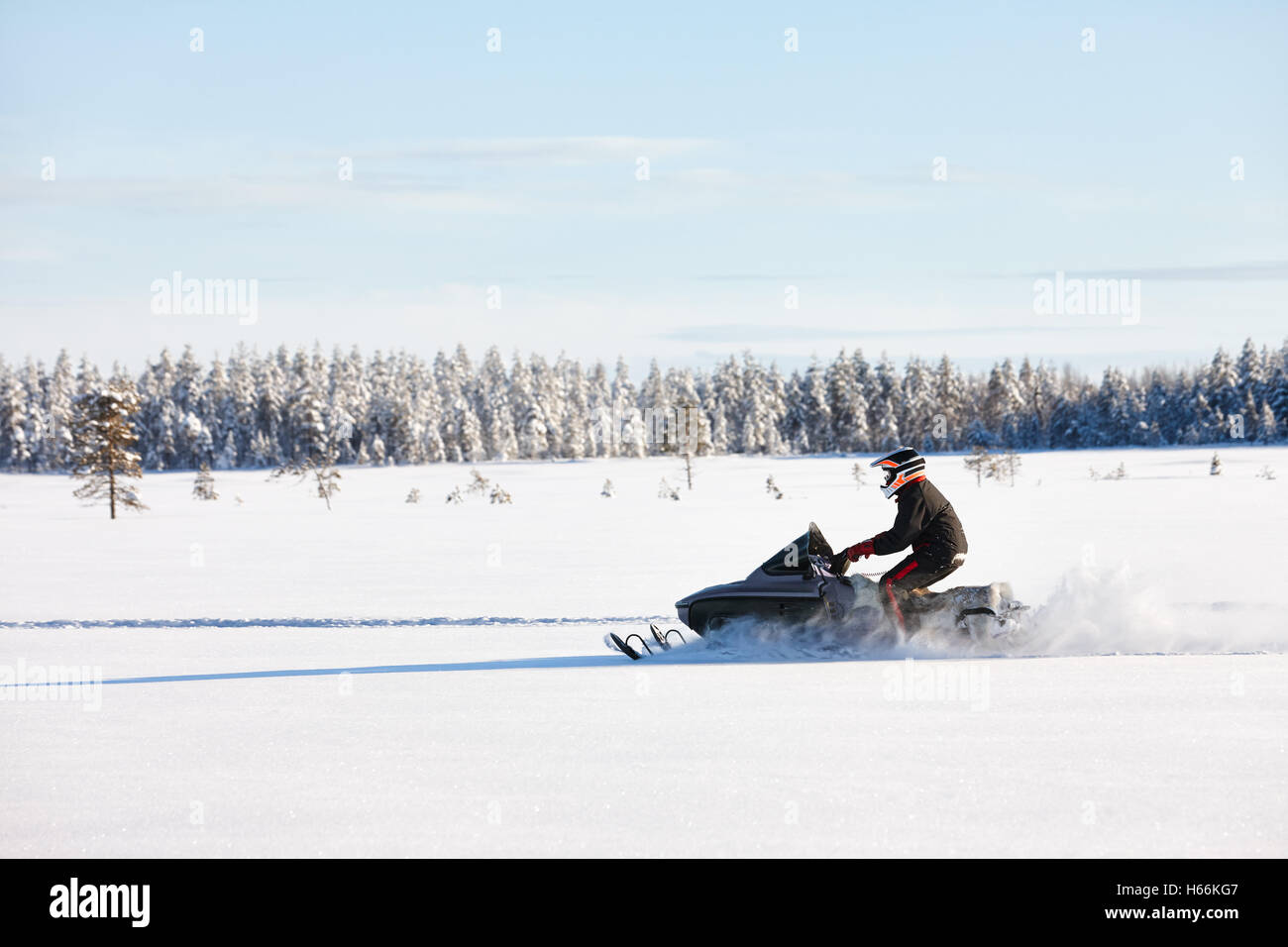 Mann fahren mit Motorschlitten in Finnland Stockfoto