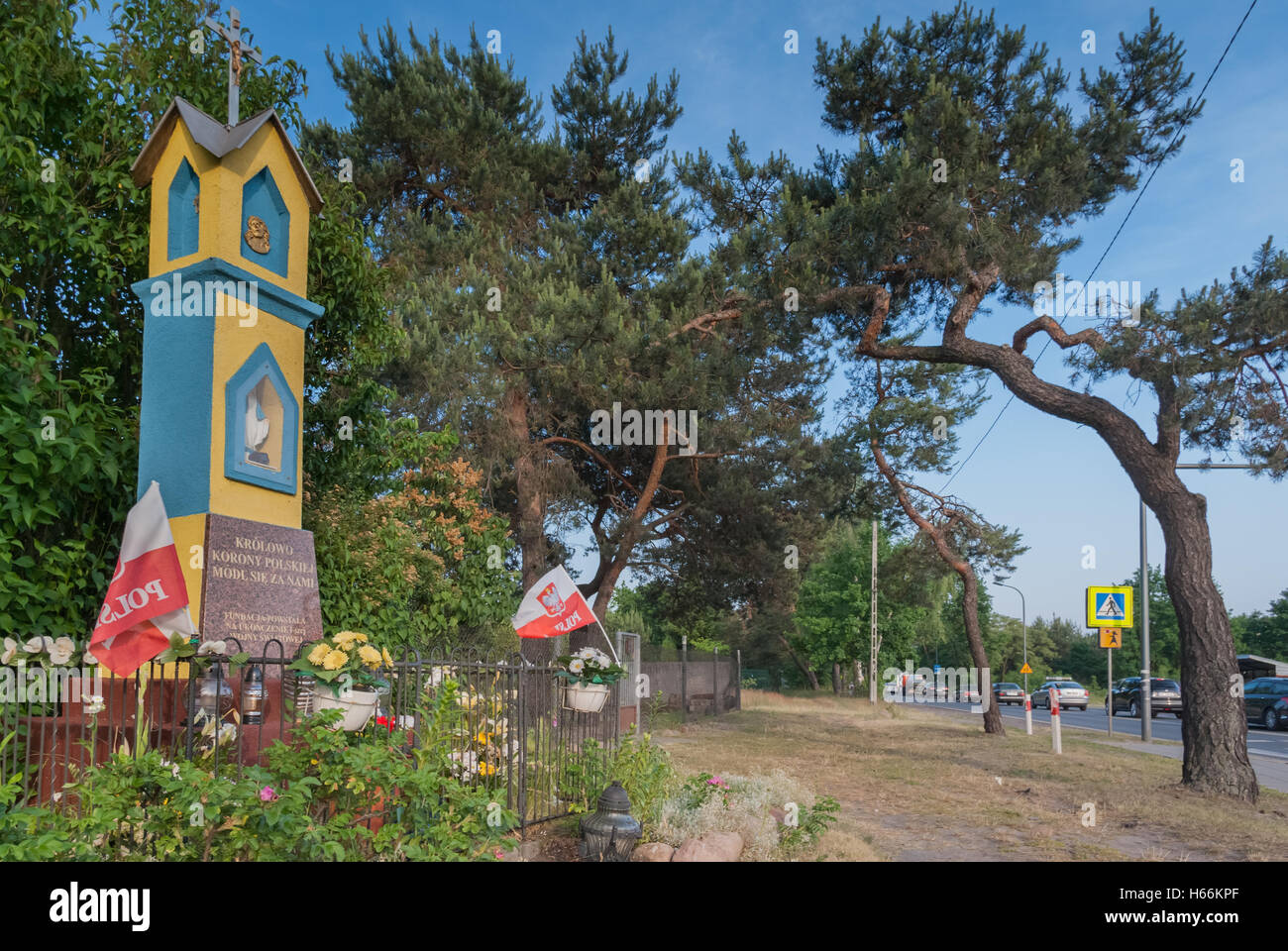 Traditionelle Straßenrand katholischen Schrein in der Nähe von Warschau - Miedzeszyn, Polen Stockfoto