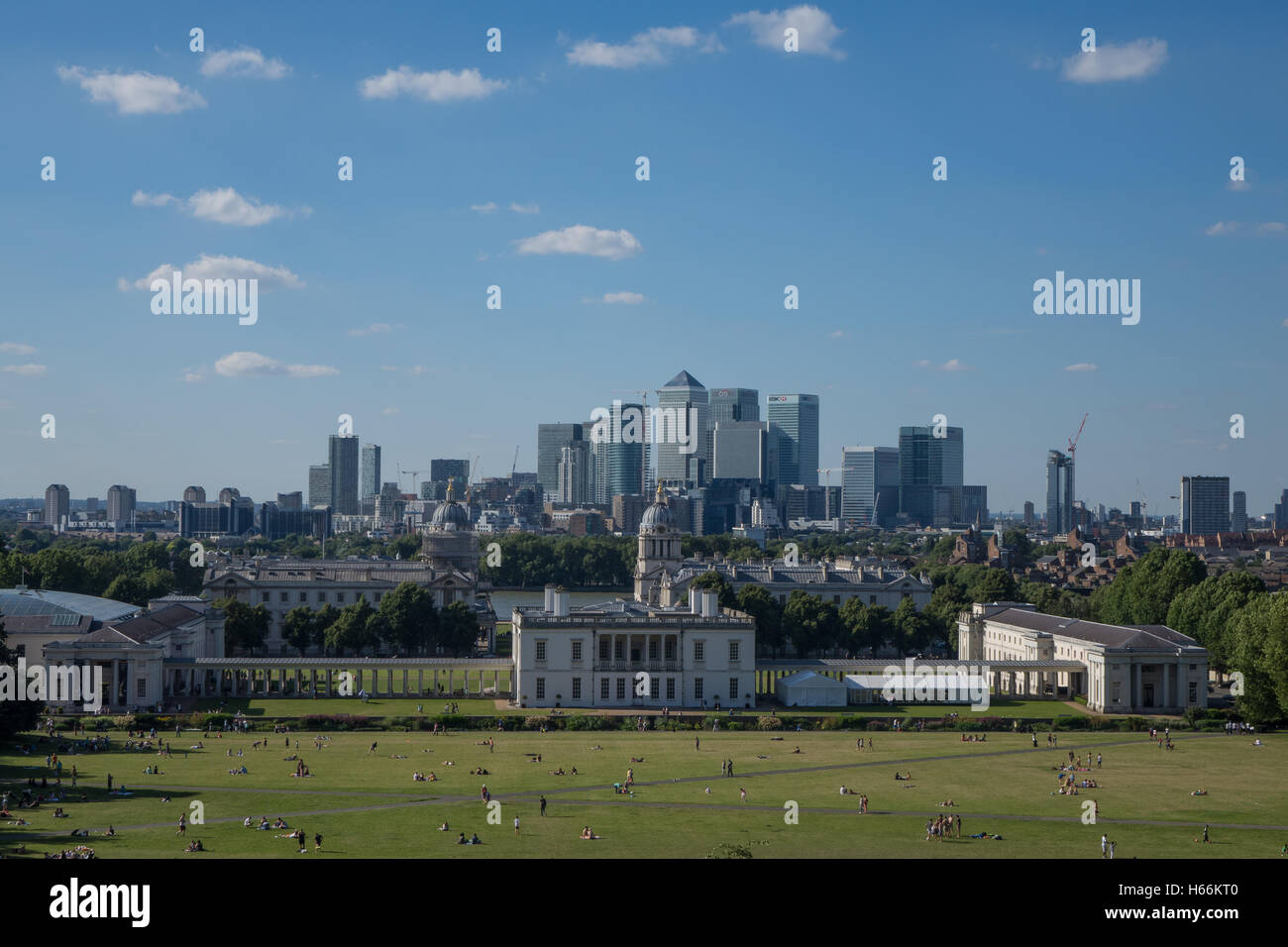 Greenwich Park mit der Old Royal Naval College im Vordergrund und Canary Wharf hinter Stockfoto