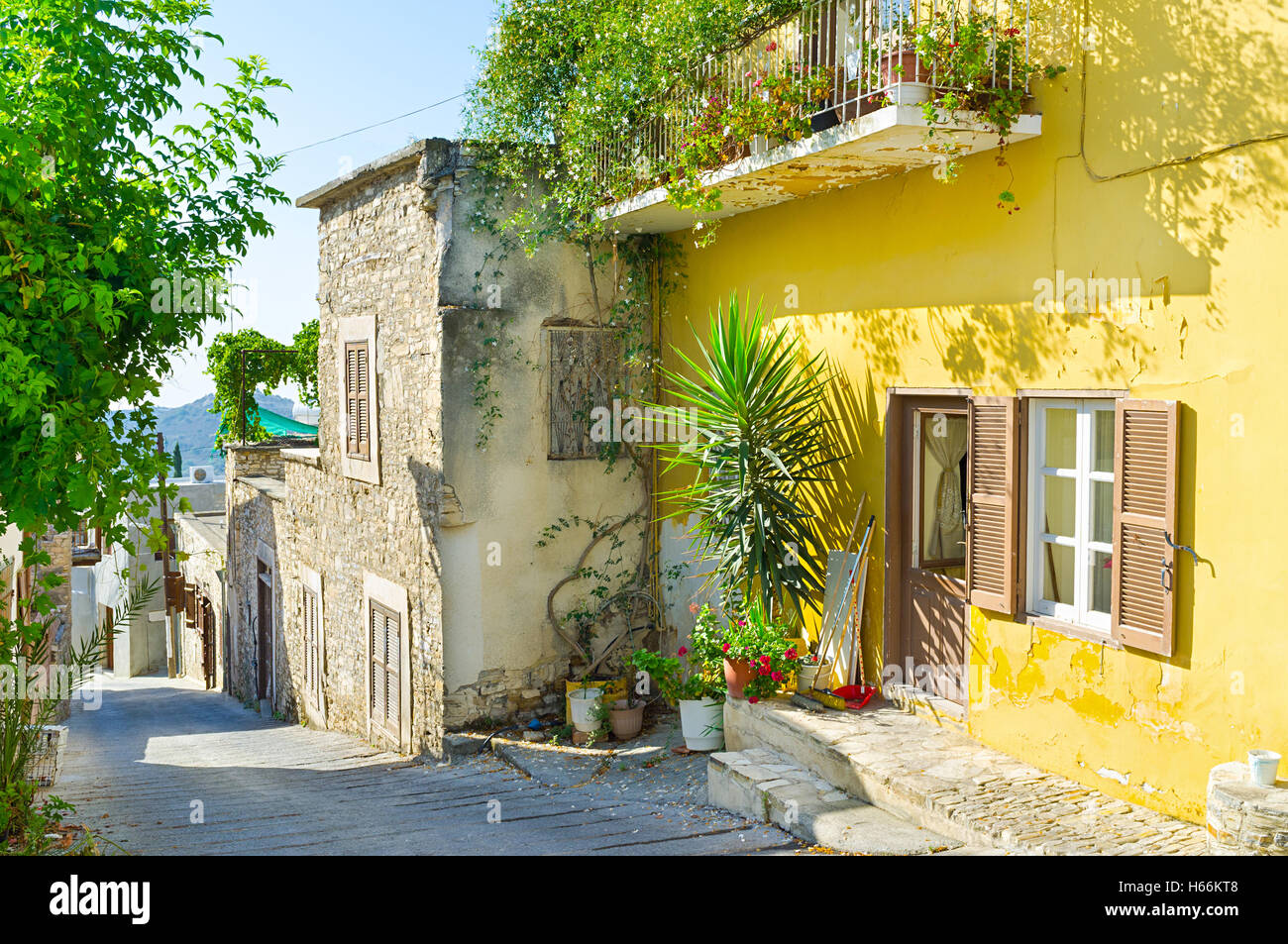 Die kleinen Häuser geschmückt mit Blumen und Pflanzen, Lefkara, Zypern. Stockfoto