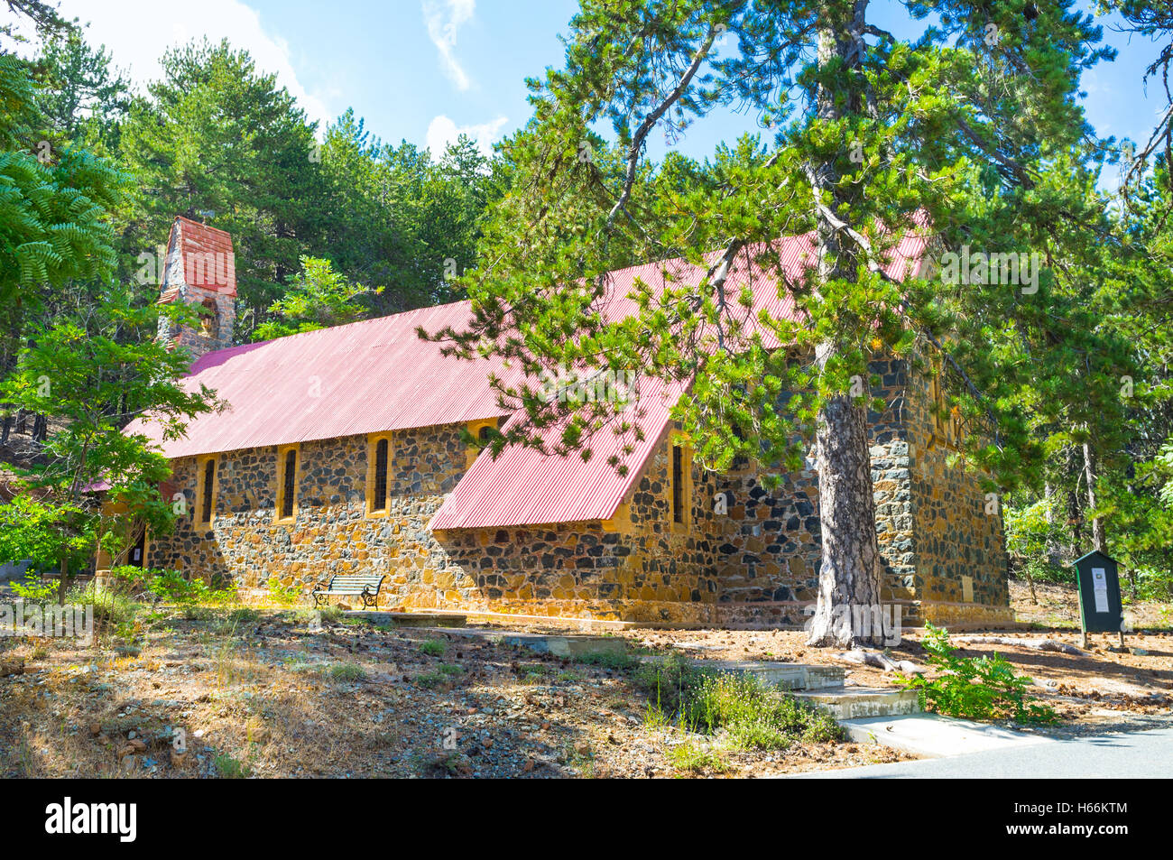 Die Kirche St. George im Wald befindet sich im Troodos National Forest Park, Zypern. Stockfoto