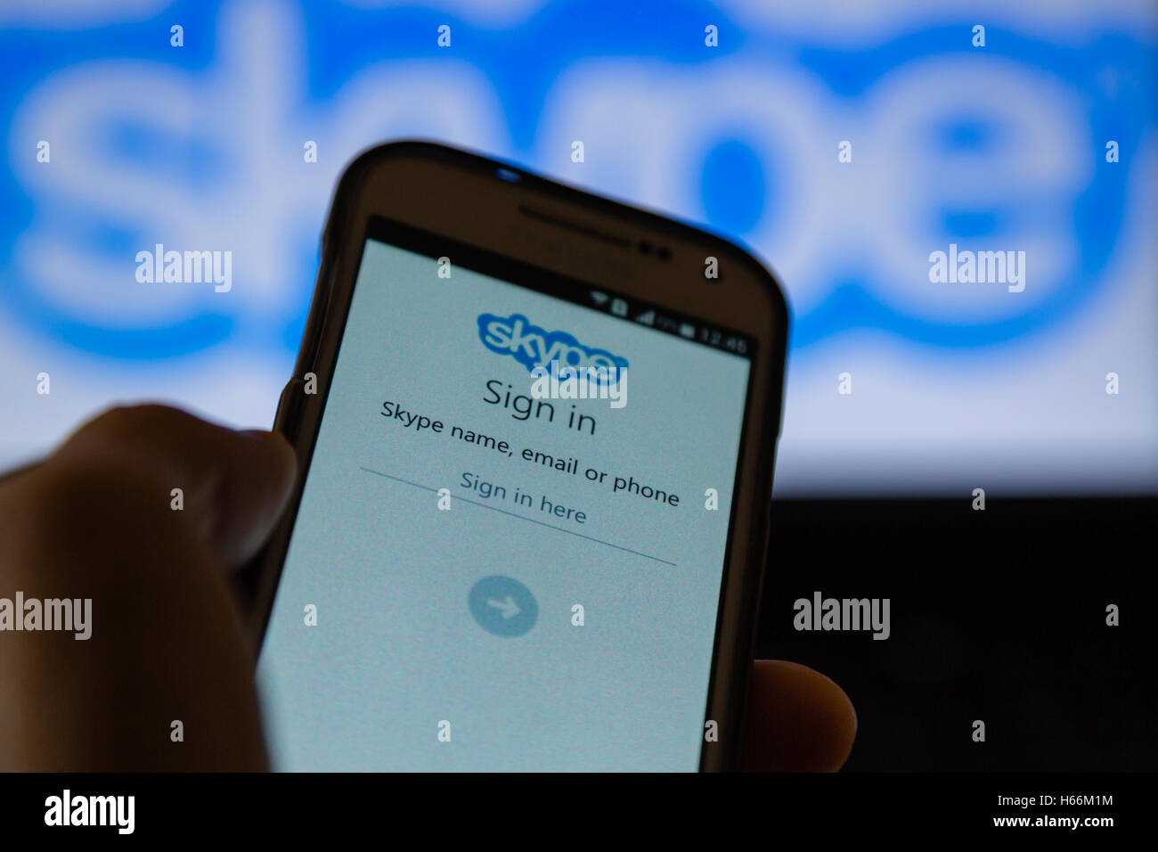Ein Smartphone-Display zeigt Skype, eine Anwendung, die video-Chat und Voice-Call-Dienstleistungen Stockfoto