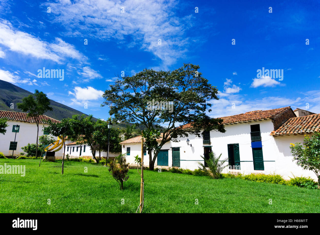 Üppig grünen Park und weißen Kolonialarchitektur in Villa de Leyva, Kolumbien Stockfoto