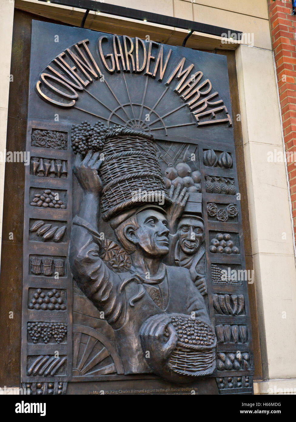 Metallrelief Plaque vor Eingang zum Covent Garden Market Stockfoto