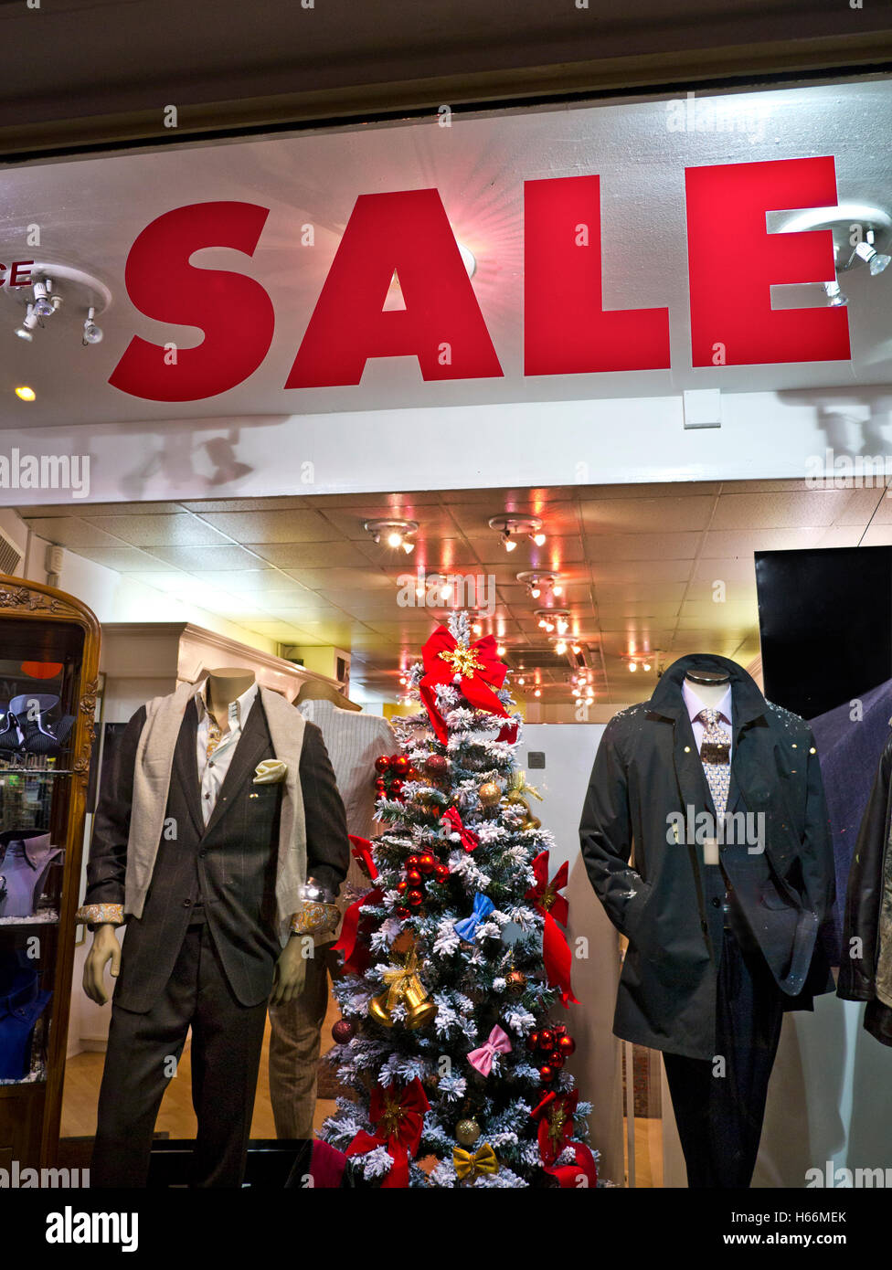 Herren Ausstatter in Knightsbridge London mit vorweihnachtlichen Verkauf Stockfoto