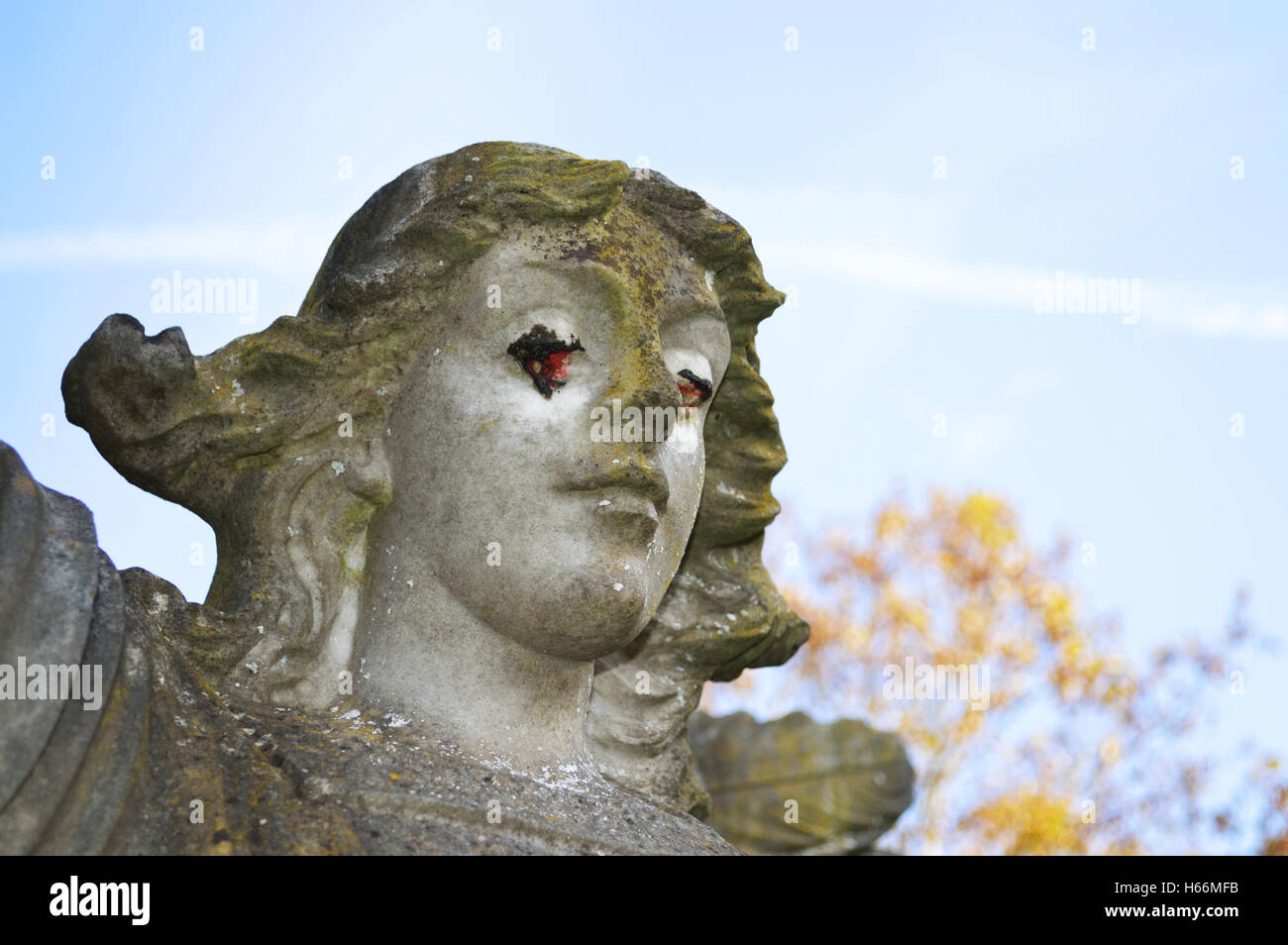 Leiter einer Engelsstatue mit bemalten auf schwarzen und roten Tränen in seinen Augen. Stockfoto