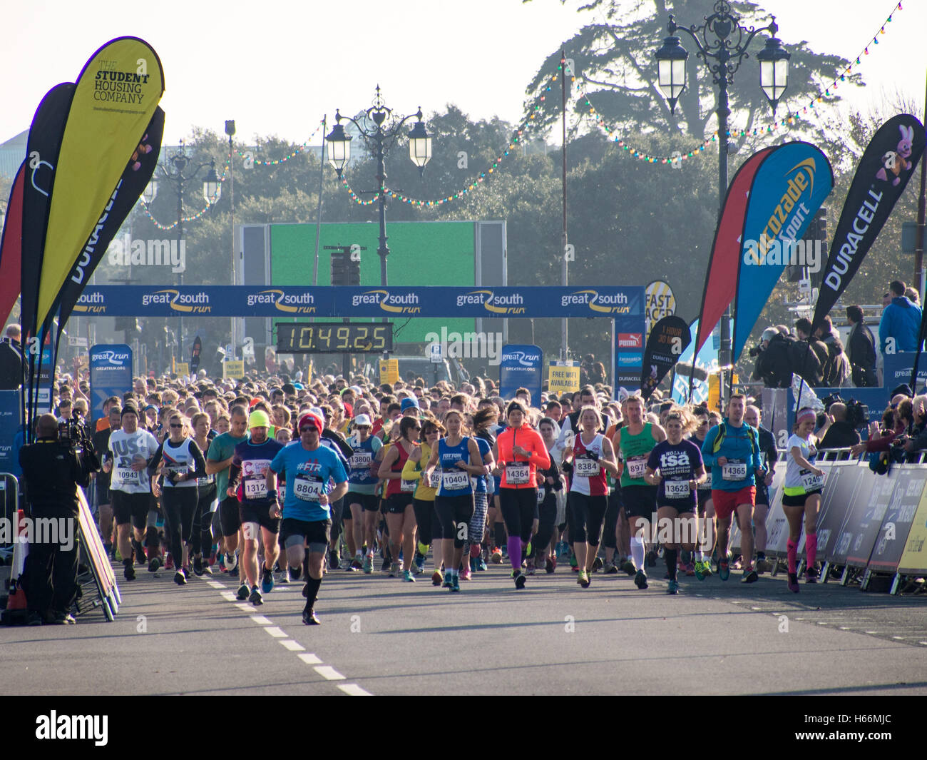 Läufer nehmen am Great South Run teil. Portsmouth, England Stockfoto