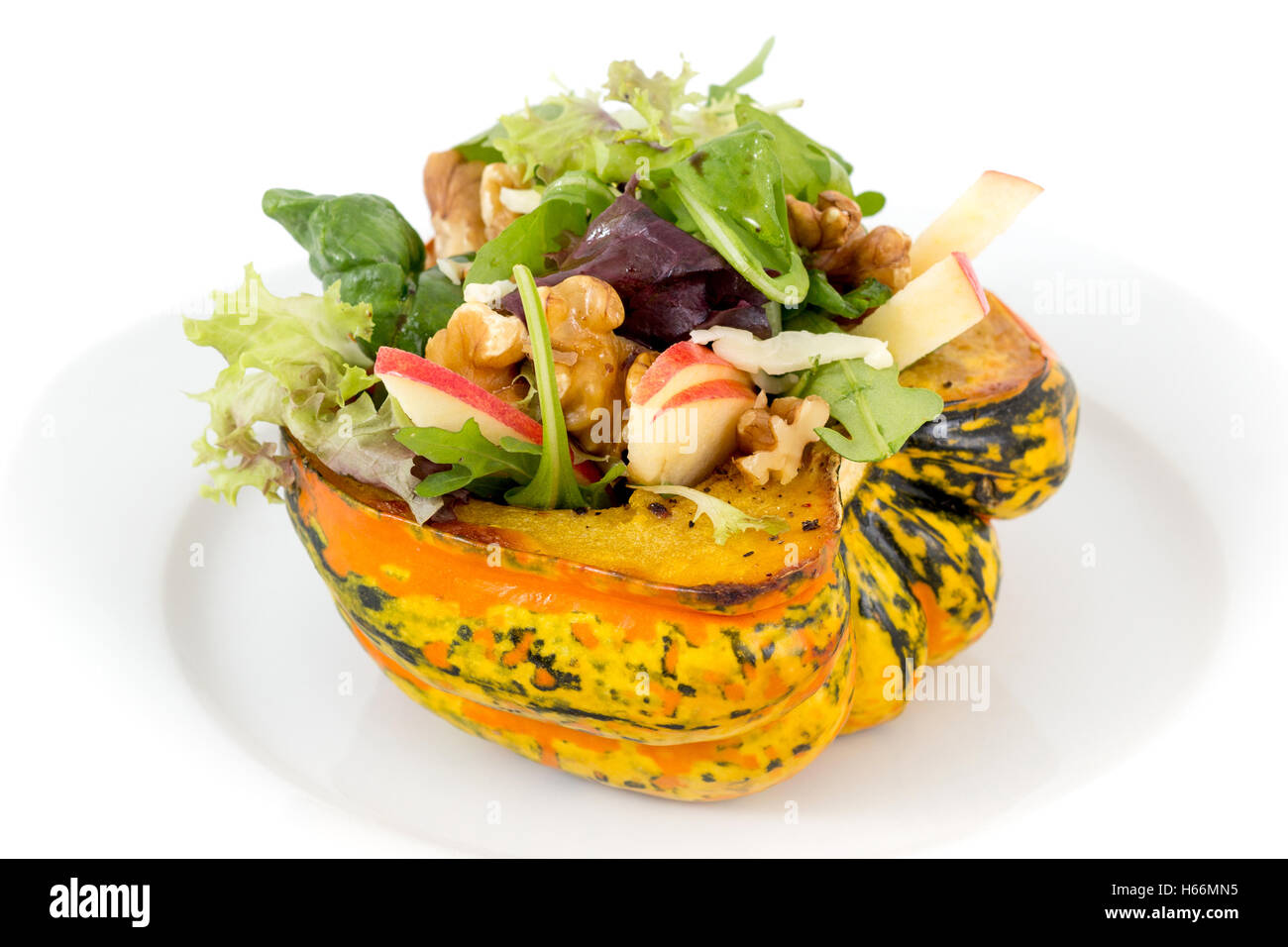 gefüllte Karneval squash mit Apfel-Nuss-Salat über Holztisch Closeup Studioaufnahme Stockfoto