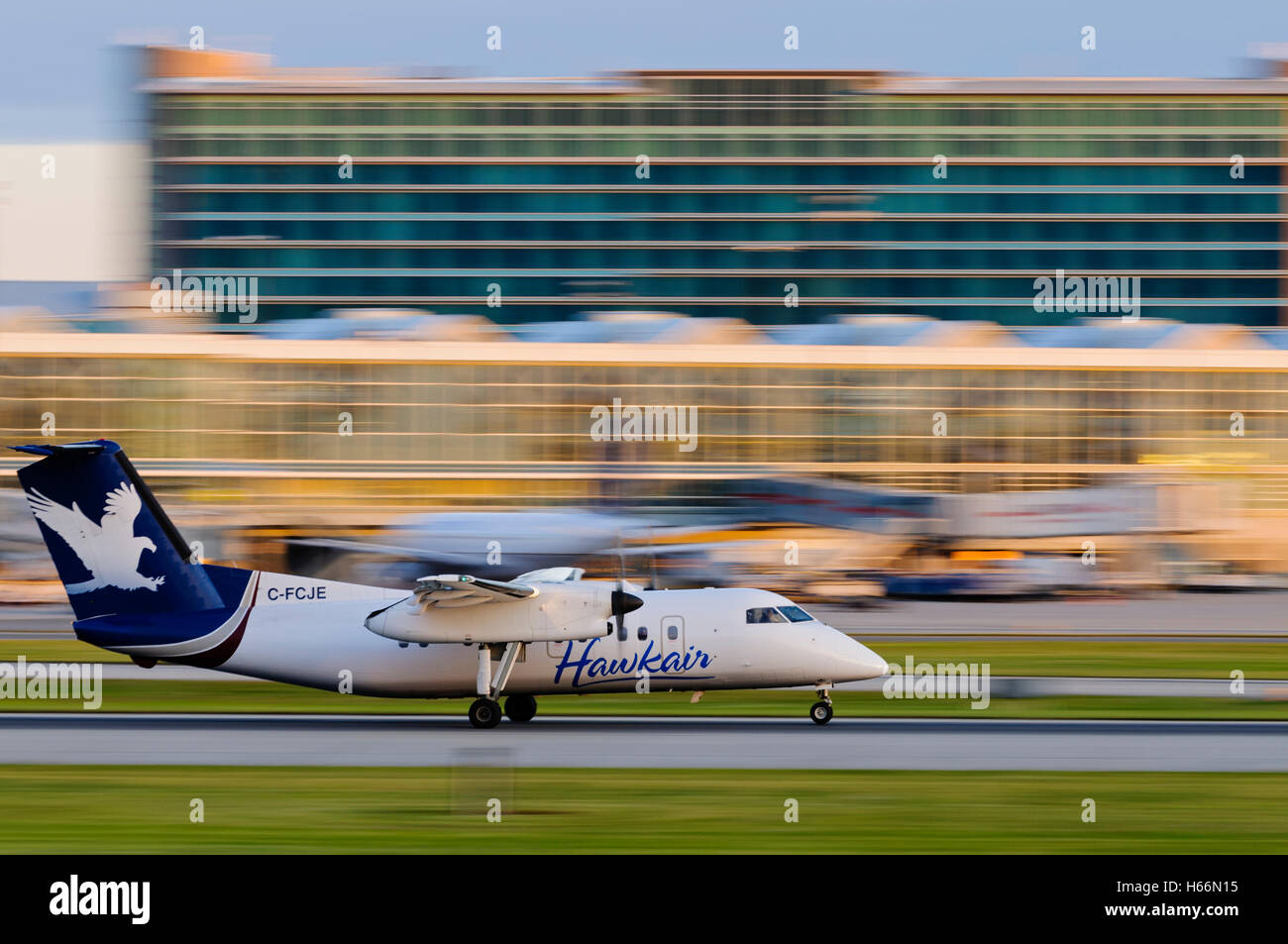 Ein Hawkair Aviation Dash 8 (C-FCJE) Twin-Engine Turboprop Regionalflugzeug landet auf dem internationalen Flughafen Vancouver, Kanada Stockfoto