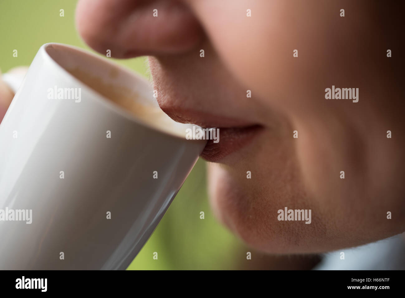 Frau mittleren Alters trinkt Kaffee Stockfoto