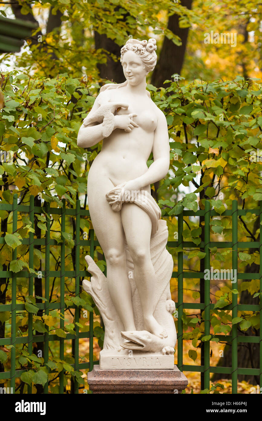 Skulptur der Allegorie der Sinnlichkeit mit einer Taube im Sommergarten, St. Petersburg Stockfoto