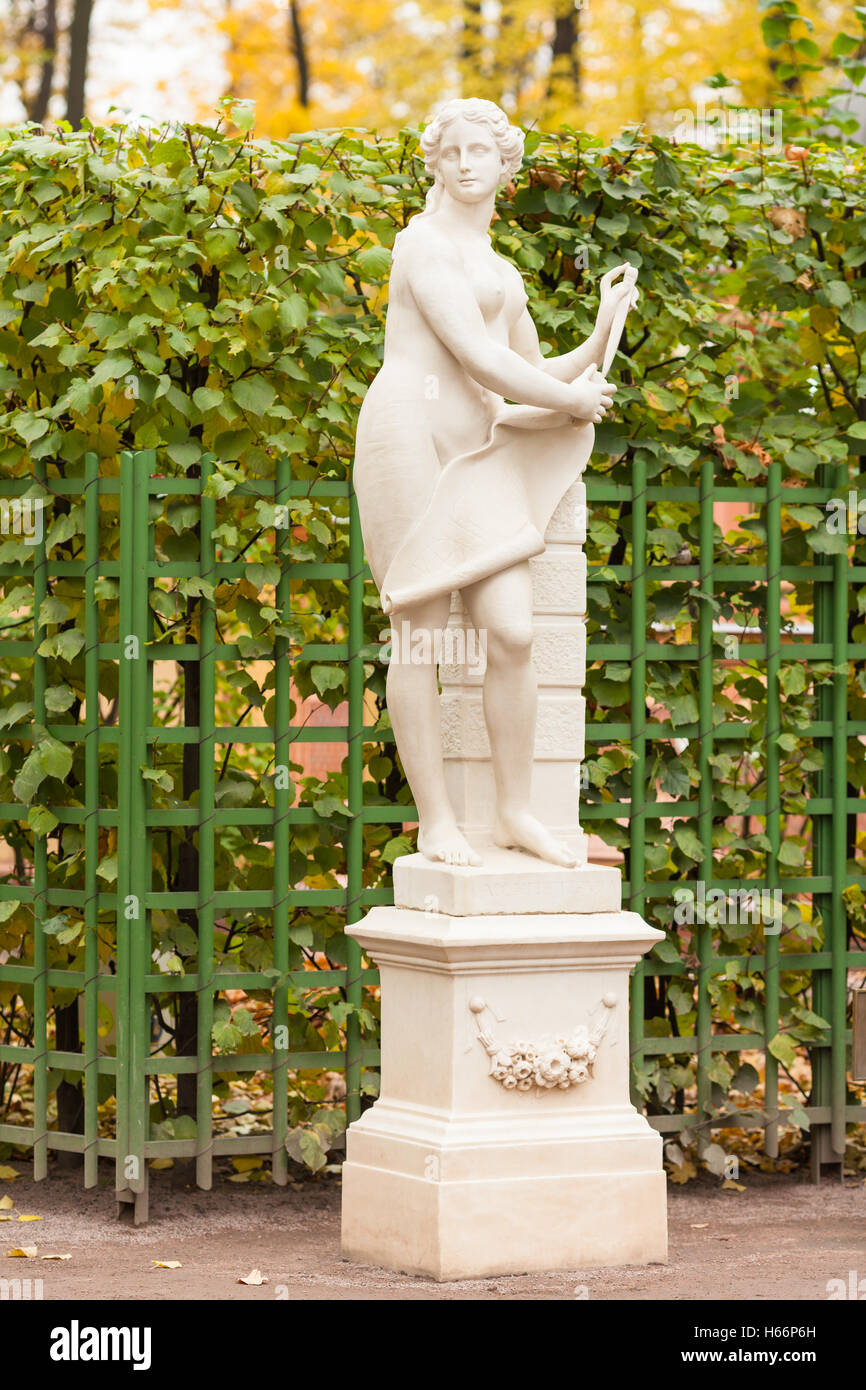 Skulptur der Allegorie der Architektur im Sommergarten, St. Petersburg Stockfoto