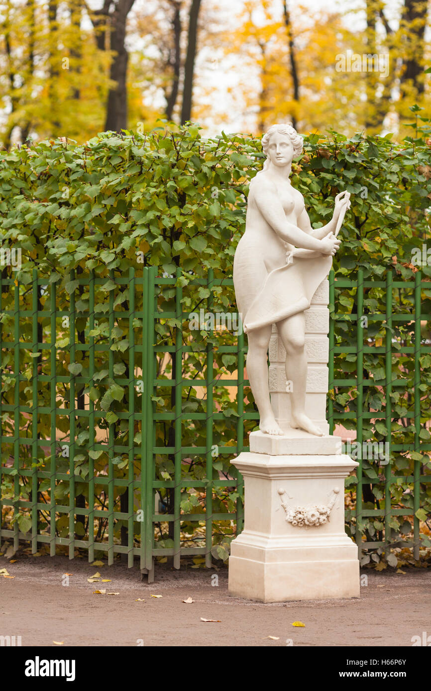 Skulptur der Allegorie der Architektur im Sommergarten, St. Petersburg Stockfoto